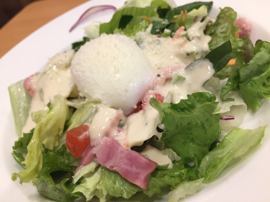 ガストのシーザーサラダ、けっこうデカい。 ガストのシーザーサラダ、けっこうデカい。