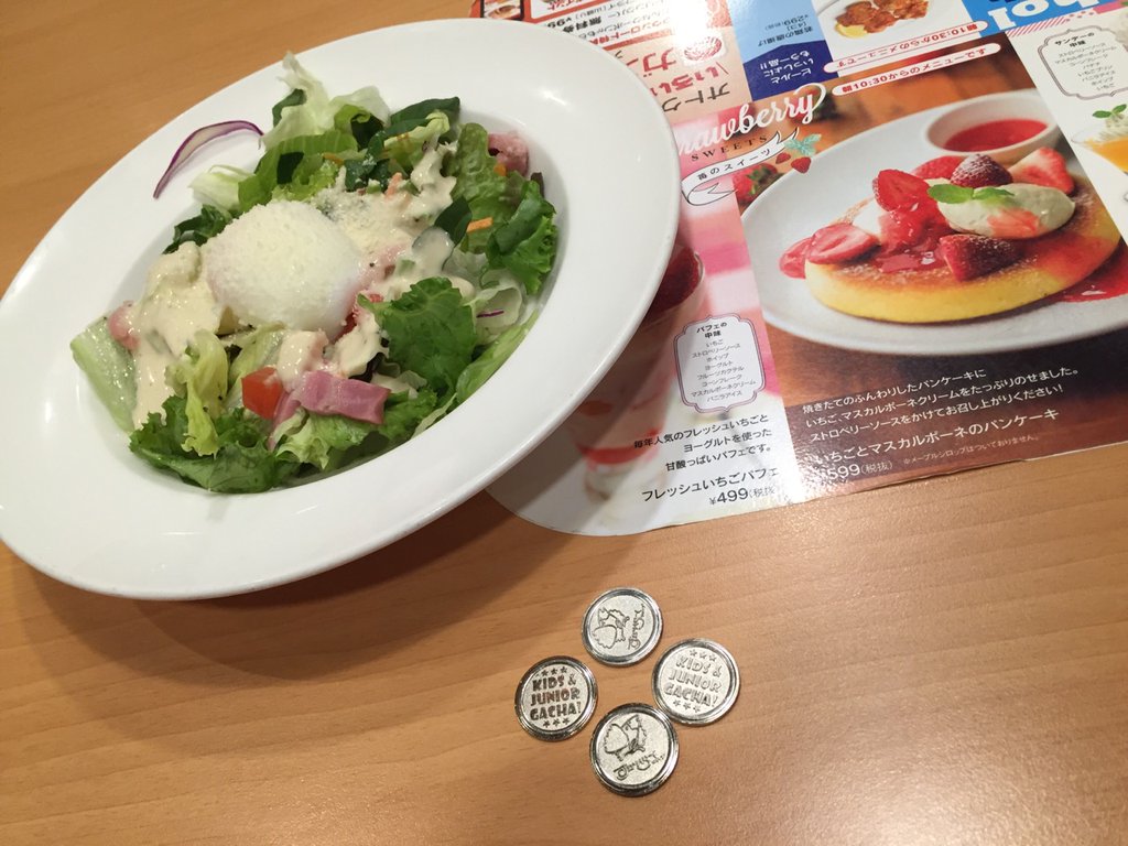 ガストのガチャコインとシーザーサラダ。 ガストのガチャコインとシーザーサラダ。