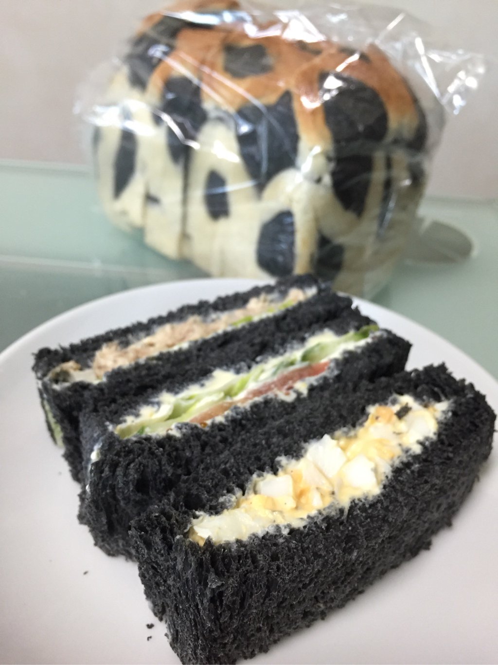天然酵母パン&カフェ いっぽ2 の竹炭パンのサンドイッチ美味しい( ゚∀゚)o 天然酵母パン&カフェ いっぽ2 の竹炭パンのサンドイッチ美味しい( ゚∀゚)o