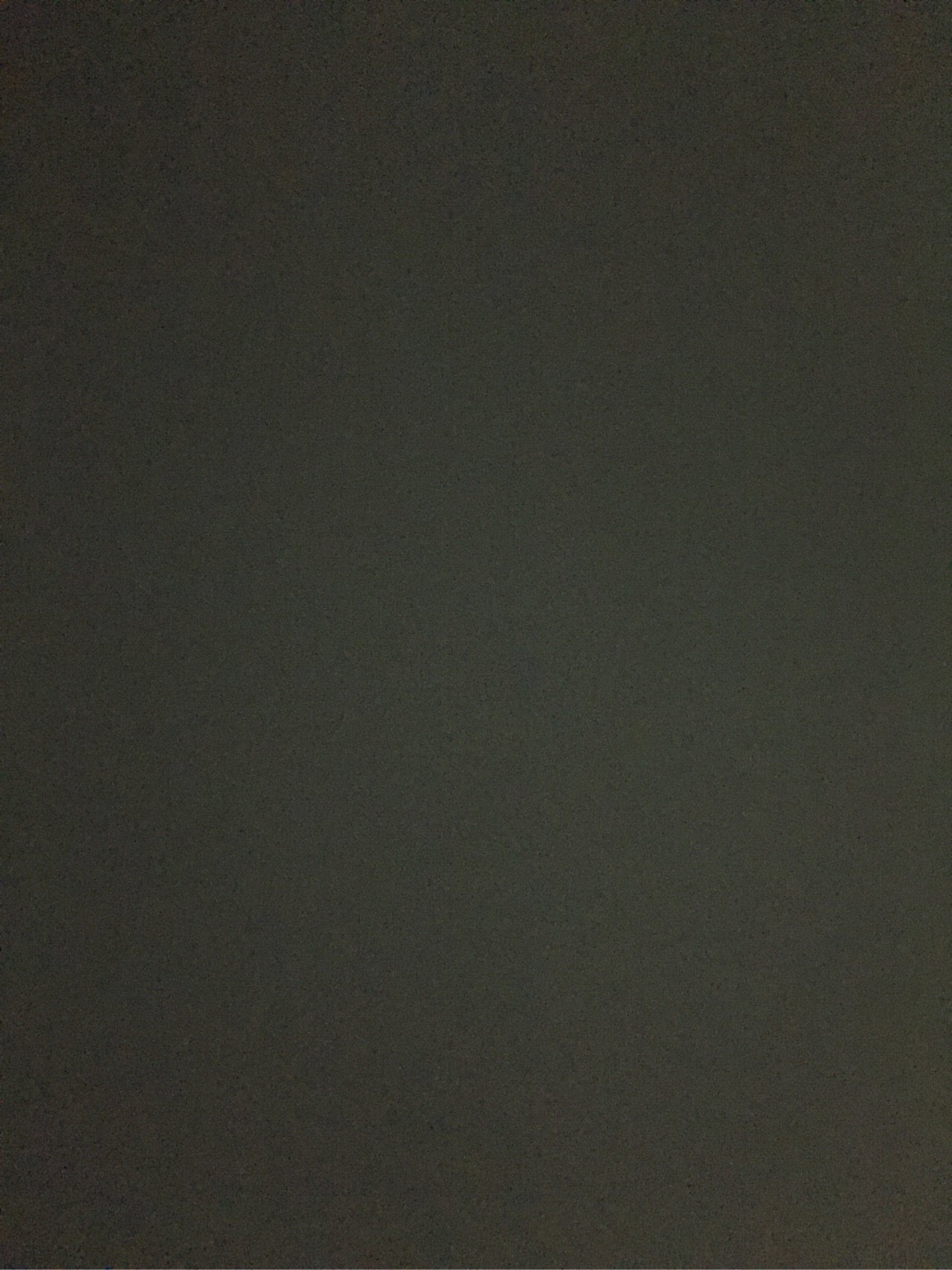 iPhone を机の上に置いて、カメラのある面を下にして撮った写真。 iPhone を机の上に置いて、カメラのある面を下にして撮った写真。