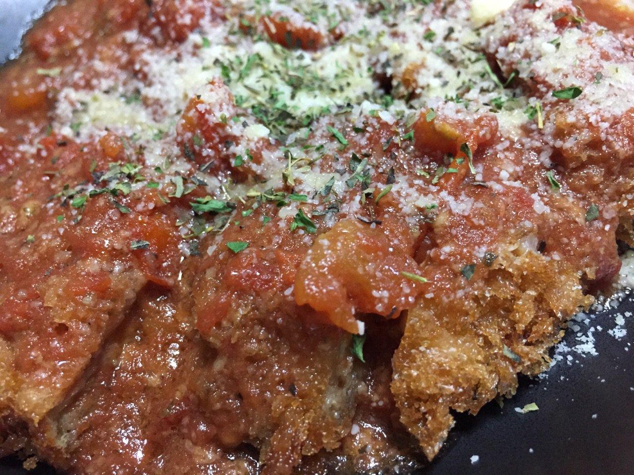 ヒレカツのトマトバジルソースかけ (゚д゚)ウマー パックされたトマトピューレにバジルソースとチーズとあれこれ足して煮たソースを、スーパーで買ってきたヒレカツにかけただけ。わりとお手軽で美味しい。 ヒレカツのトマトバジルソースかけ (゚д゚)ウマー パックされたトマトピューレにバジルソースとチーズとあれこれ足して煮たソースを、スーパーで買ってきたヒレカツにかけただけ。わりとお手軽で美味しい。