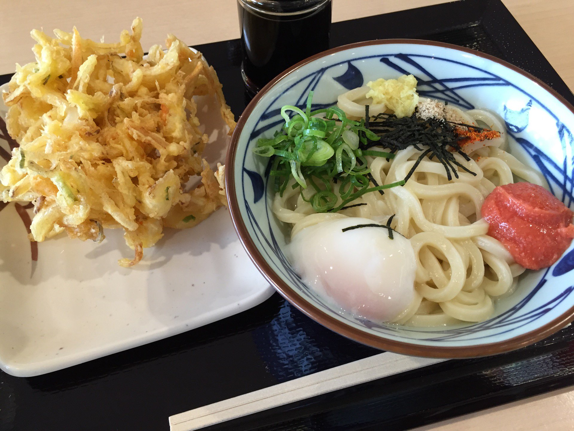 丸亀製麺 明太釜玉うどん 温泉玉子バージョン with 野菜かきあげデカい(130円) だし醤油かけて食べる (@ 丸亀製麺 リーフウォーク稲沢店 in 稲沢市, 愛知県) 丸亀製麺 明太釜玉うどん 温泉玉子バージョン with 野菜かきあげデカい(130円) だし醤油かけて食べる (@ 丸亀製麺 リーフウォーク稲沢店 in 稲沢市, 愛知県)