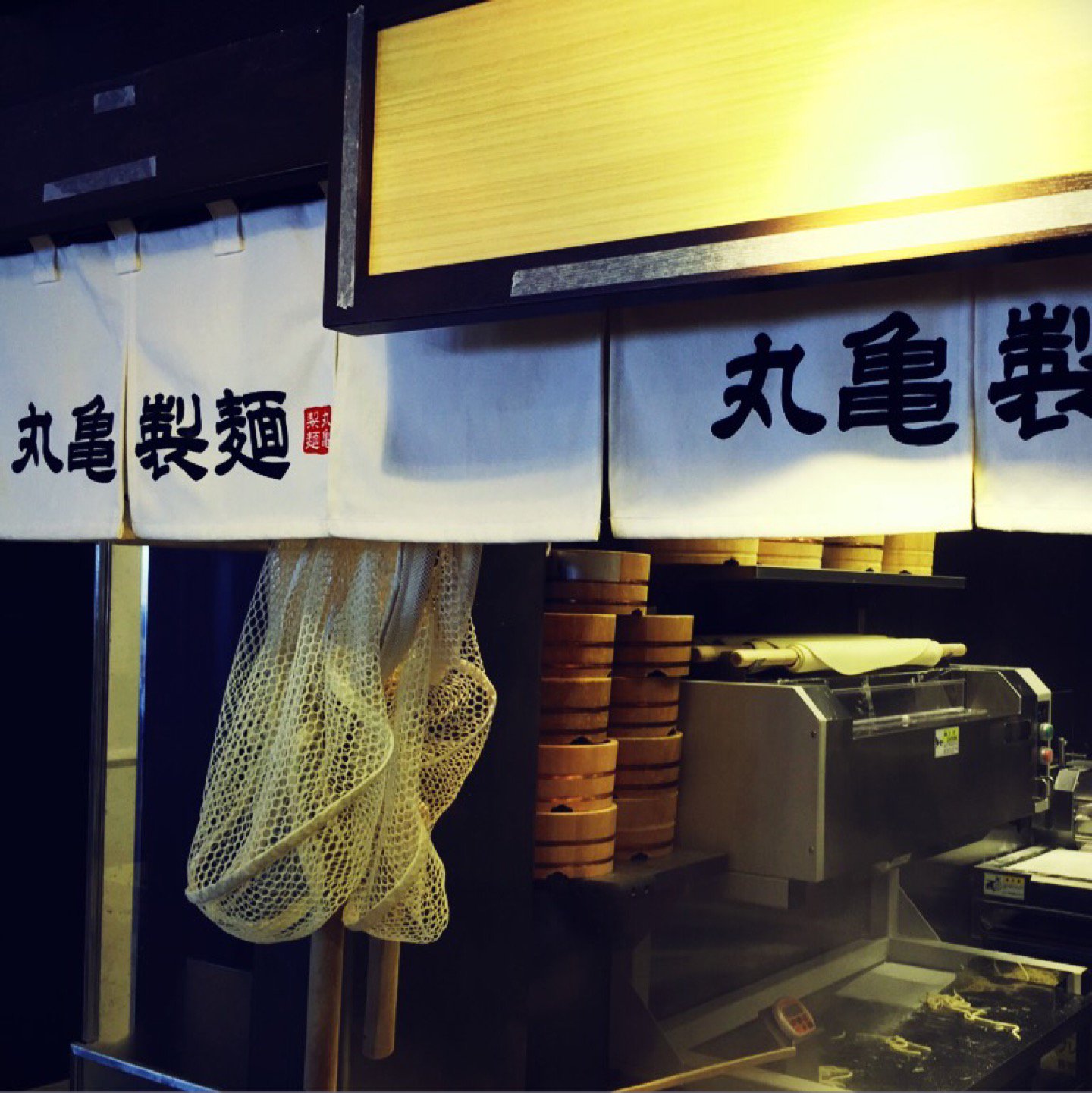 店内で麺を打ってるのか、すごいな。 (@ 丸亀製麺 リーフウォーク稲沢店 in 稲沢市, 愛知県) 店内で麺を打ってるのか、すごいな。 (@ 丸亀製麺 リーフウォーク稲沢店 in 稲沢市, 愛知県)