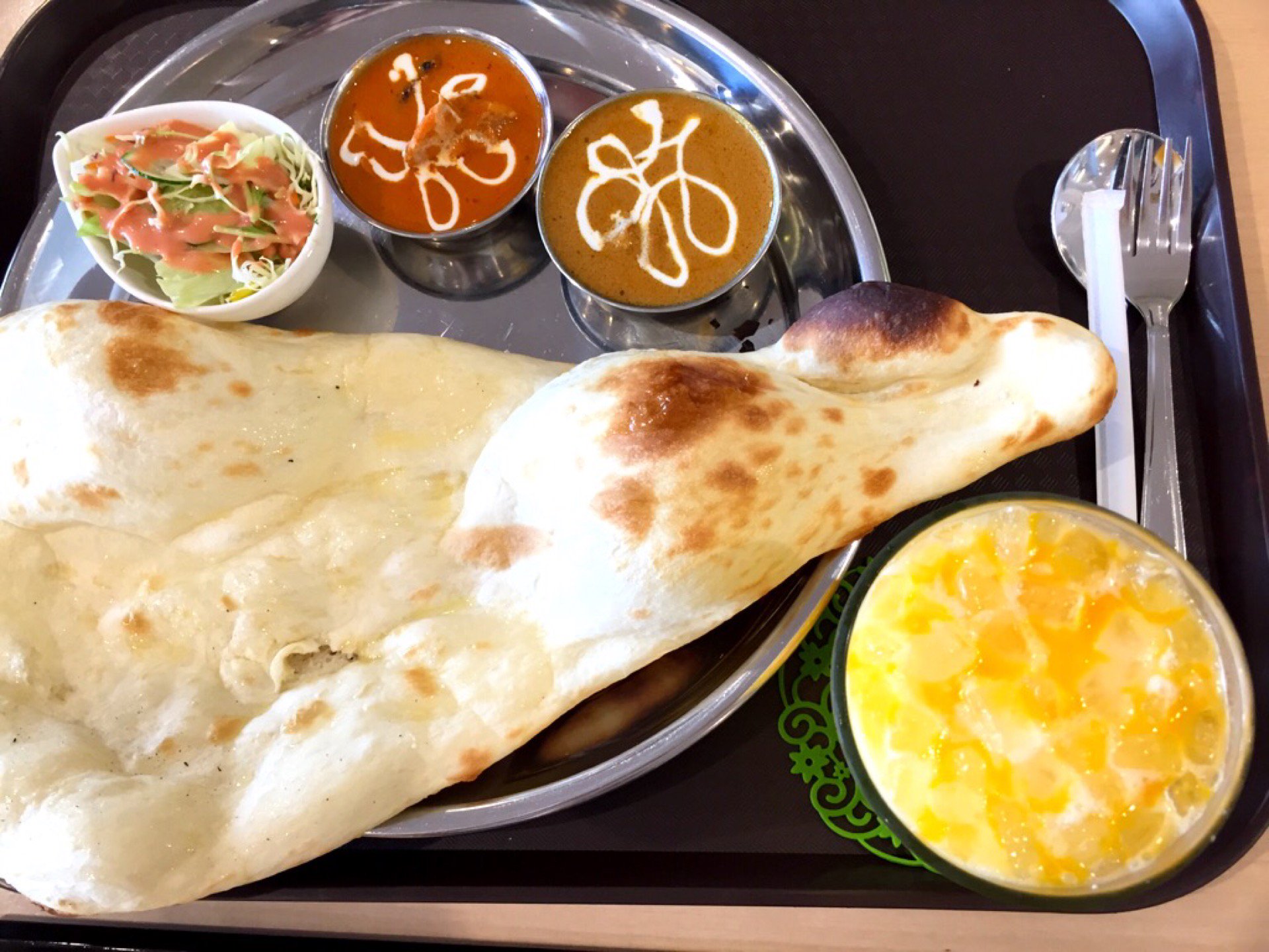 ナンとカレーとマンゴーラッシー。 (@ ティフィン・デ・ココ TIFFIN de CoCo リーフウォーク稲沢店) ナンとカレーとマンゴーラッシー。 (@ ティフィン・デ・ココ TIFFIN de CoCo リーフウォーク稲沢店)