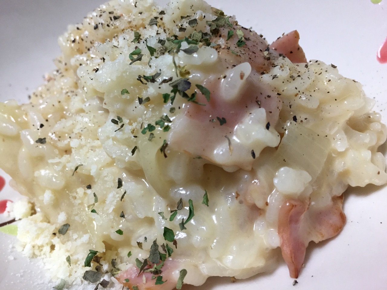 頭痛に耐えてチーズリゾット作った (゚д゚)ウマー 鍋に入れて炒め煮る順 → オリーブオイル、バター、玉ねぎ、ベーコン、水、コンソメ、チーズ、牛乳。 最後に粉チーズ、ブラックペッパー、ハーブなどをかけて出来上がり。 頭痛に耐えてチーズリゾット作った (゚д゚)ウマー 鍋に入れて炒め煮る順 → オリーブオイル、バター、玉ねぎ、ベーコン、水、コンソメ、チーズ、牛乳。 最後に粉チーズ、ブラックペッパー、ハーブなどをかけて出来上がり。