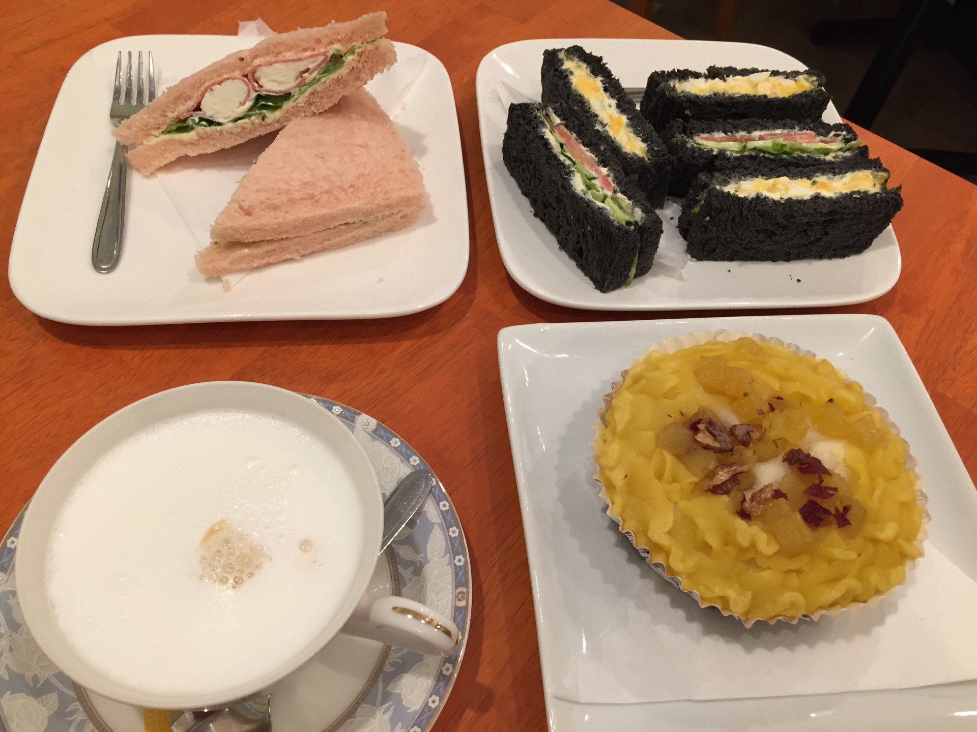 カフェラテとサンドイッチなランチ。 (@ 天然酵母パン&カフェ いっぽ2) カフェラテとサンドイッチなランチ。 (@ 天然酵母パン&カフェ いっぽ2)