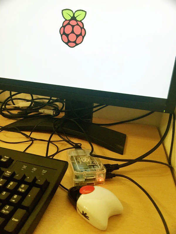 いままで Raspberry Pi でリビングのテレビを専有してしまっていたので、こっちのディスプレイに移動。 いままで Raspberry Pi でリビングのテレビを専有してしまっていたので、こっちのディスプレイに移動。