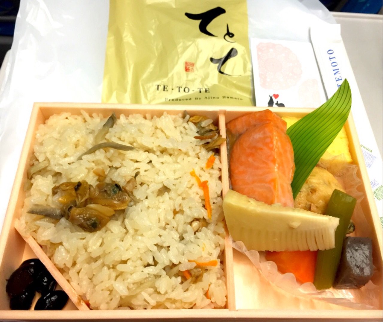 藤兵衛 味の浜藤 てとて サーモン酒肴焼 あさりと牛蒡のごはん エキュート品川で買った駅弁。1000円弱。冷めてても美味い。 藤兵衛 味の浜藤 てとて サーモン酒肴焼 あさりと牛蒡のごはん エキュート品川で買った駅弁。1000円弱。冷めてても美味い。
