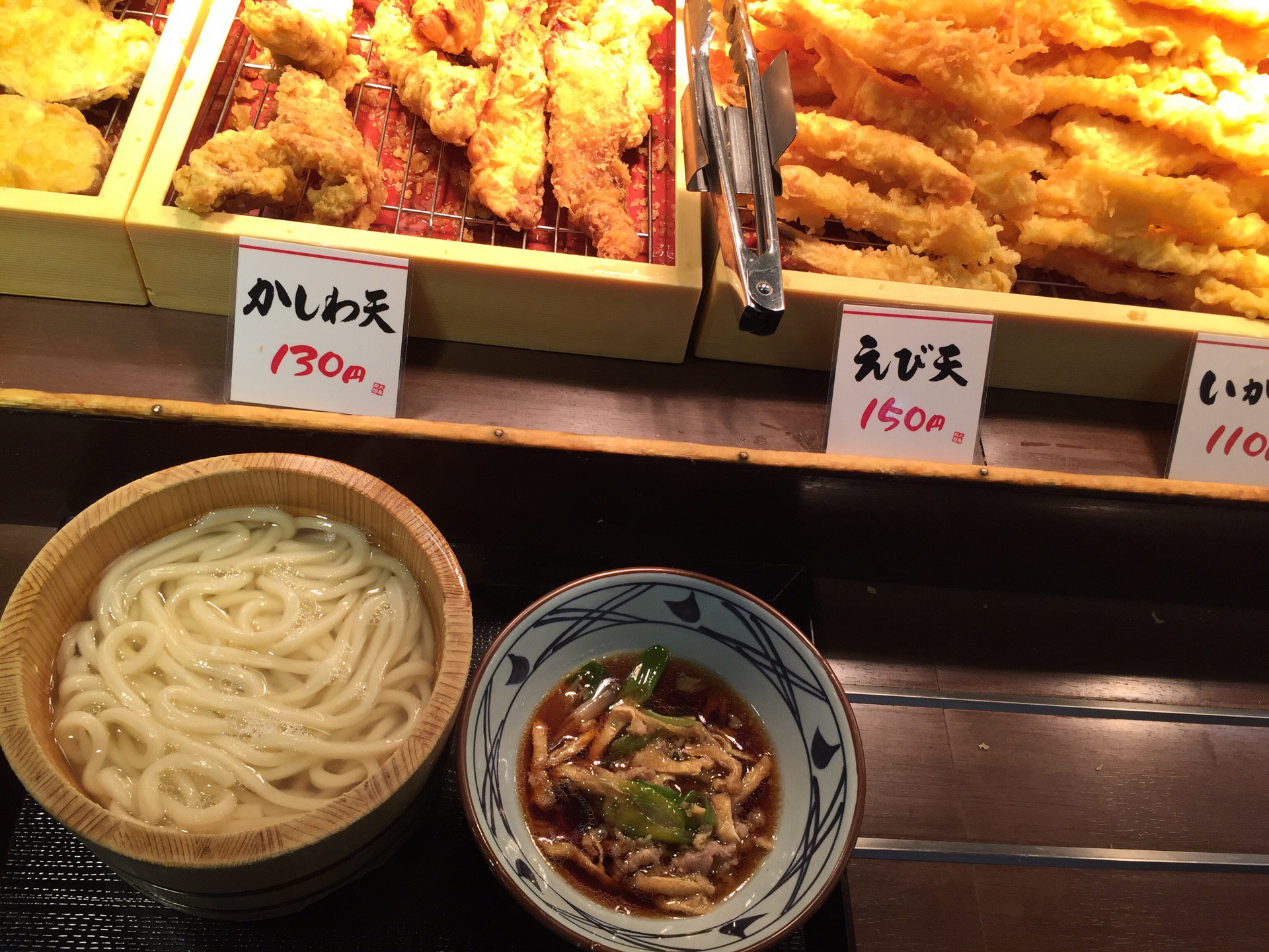 肉汁、毎月1日だけの限定復活。釜揚げうどんとセットで税込み280円とは安い。 (@ 丸亀製麺 エアポートウォーク名古屋店 in 西春日井郡, 愛知県) 肉汁、毎月1日だけの限定復活。釜揚げうどんとセットで税込み280円とは安い。 (@ 丸亀製麺 エアポートウォーク名古屋店 in 西春日井郡, 愛知県)