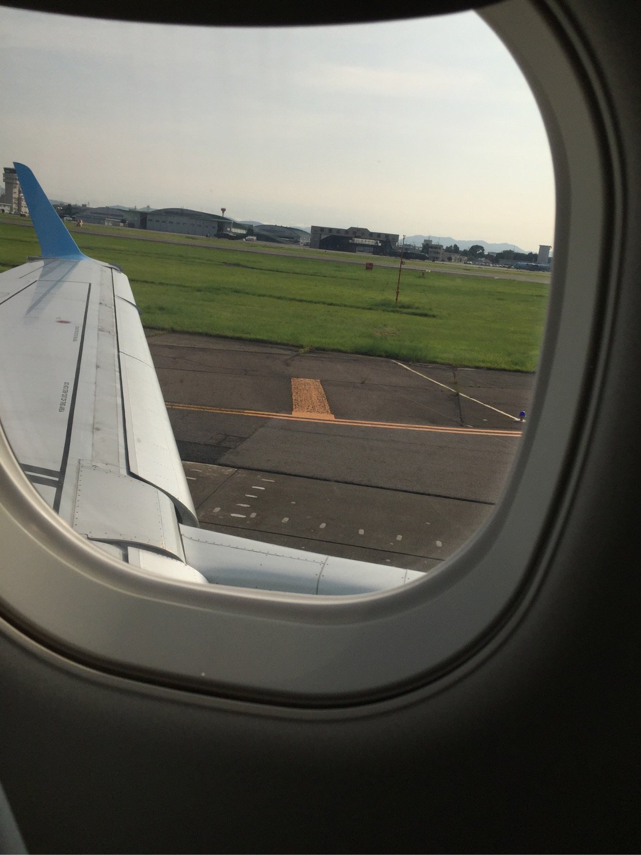 名古屋空港でのFDA。離陸時に窓から航空自衛隊小牧基地が見える。 名古屋空港でのFDA。離陸時に窓から航空自衛隊小牧基地が見える。