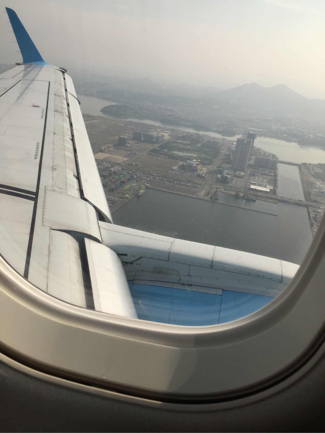 ビルと山。 ビルと山。