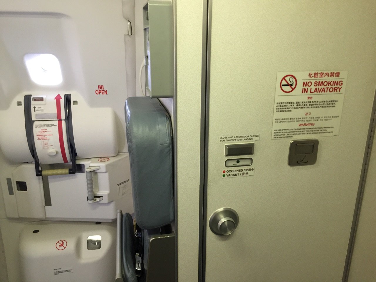 FDAのトイレと非常口。トイレの水流は音がすごくてびびる。 FDAのトイレと非常口。トイレの水流は音がすごくてびびる。