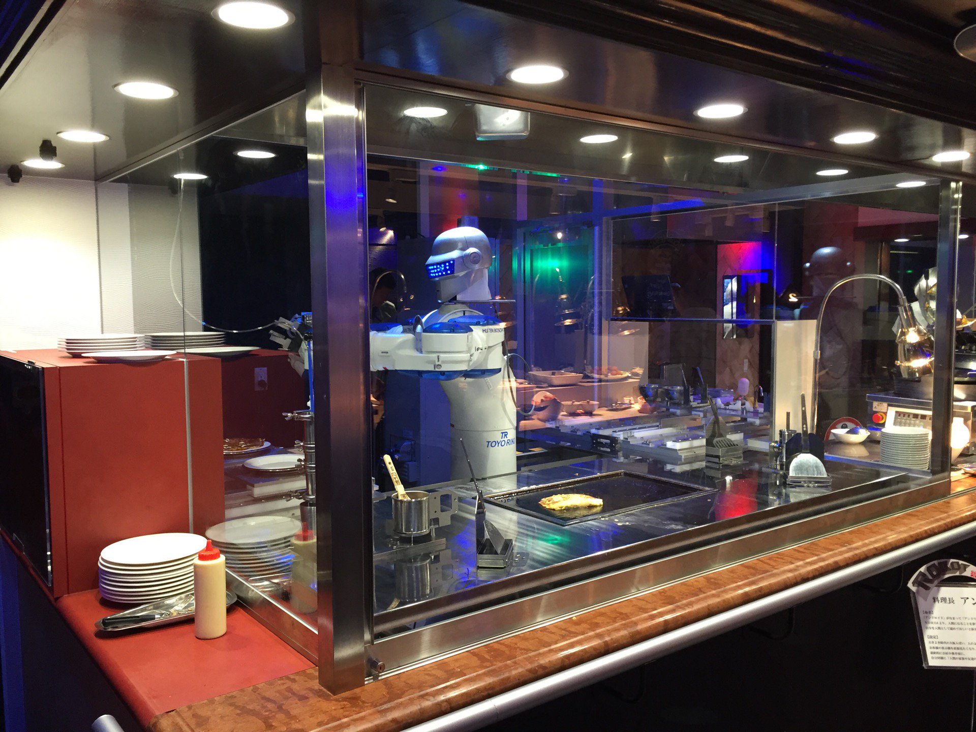 ロボットのバーテンダーとかお好み焼き作ってるのとか。 (@ 変なレストラン ROBOT in 佐世保市, 長崎県)  