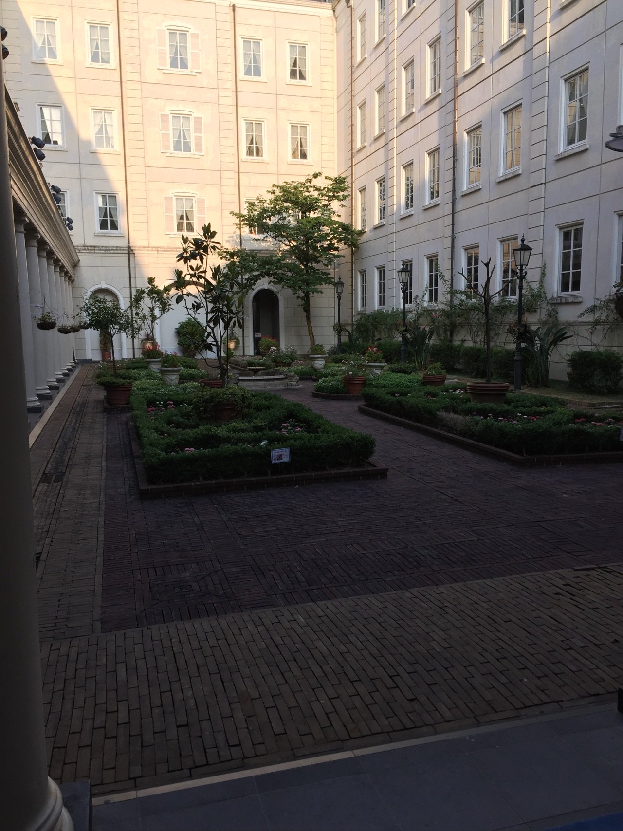 ホテルアムステルダムの中庭。 