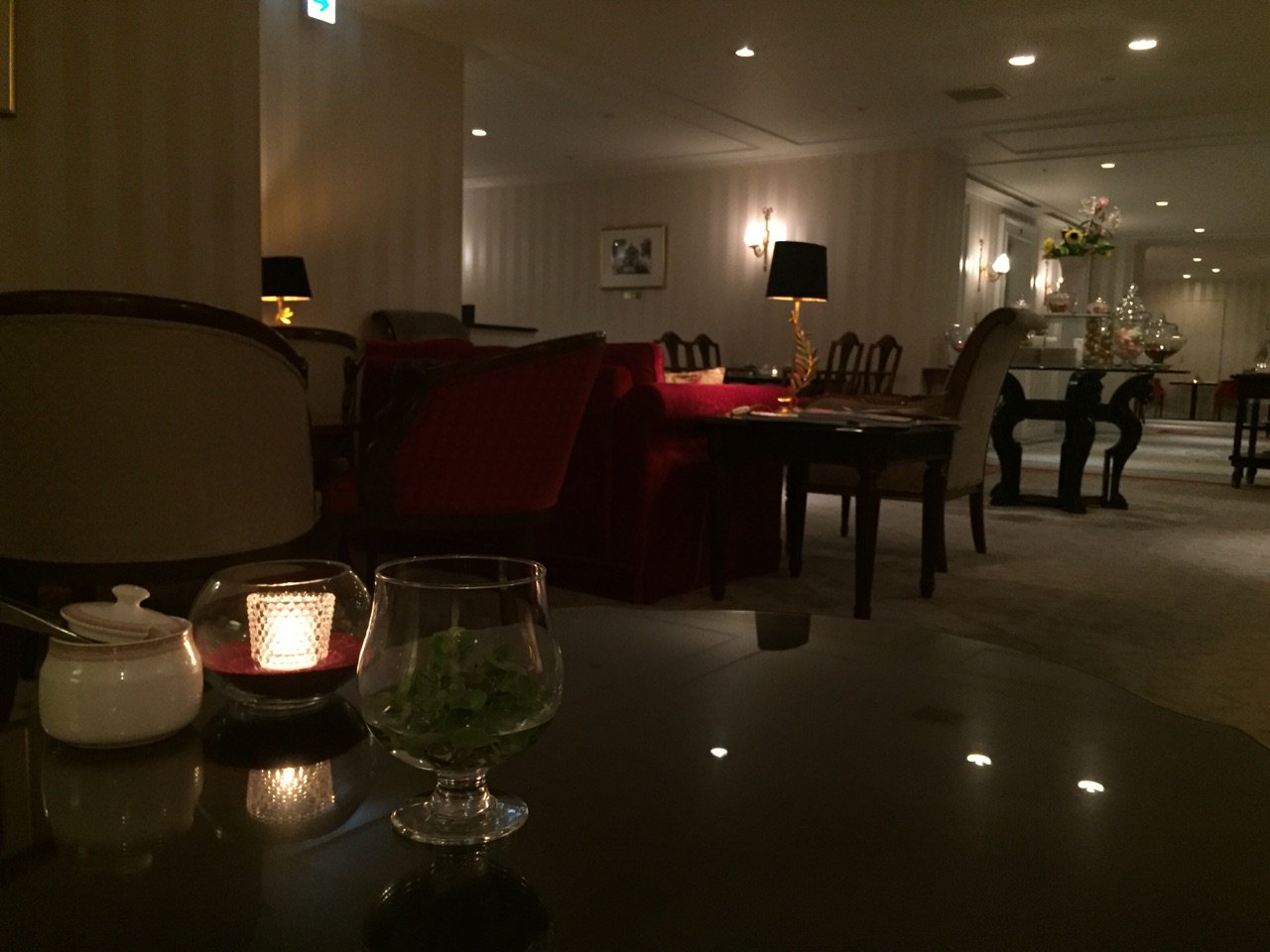 ホテルアムステルダムのローラアシュレイ クラブラウンジ。ナイトキャップ時間だけど他に誰もいない。 