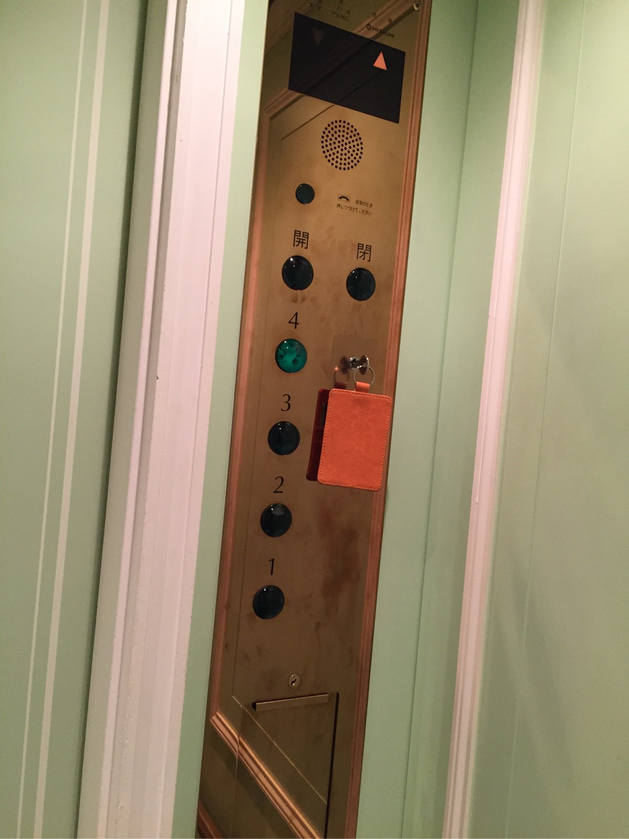 ホテルアムステルダムのローラアシュレイルームのフロアには鍵がないとエレベーターが動かない。 