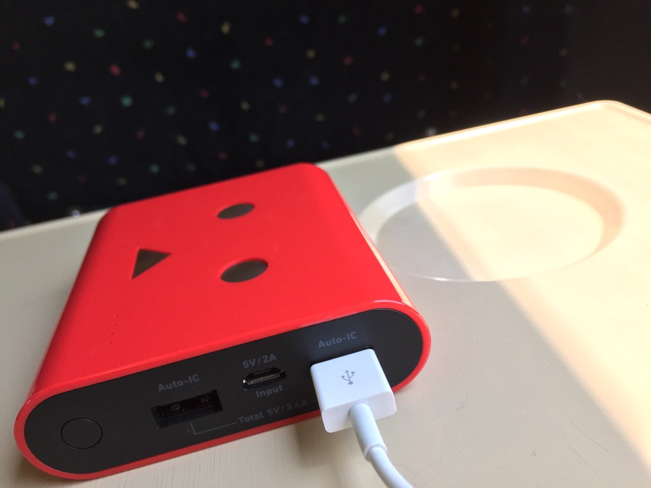 このモバイルバッテリーで1分に1%ぐらいの回復力ということか。他にバックグラウンド・フォアグラウンドでアプリ使わず、スリープ画面で。 このモバイルバッテリーで1分に1%ぐらいの回復力ということか。他にバックグラウンド・フォアグラウンドでアプリ使わず、スリープ画面で。