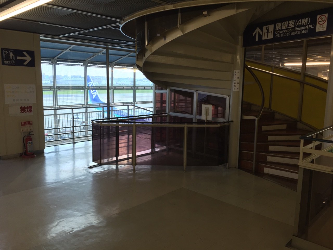 福岡空港 国内線第1ターミナル 3階に送迎デッキ。4階に展望室。 