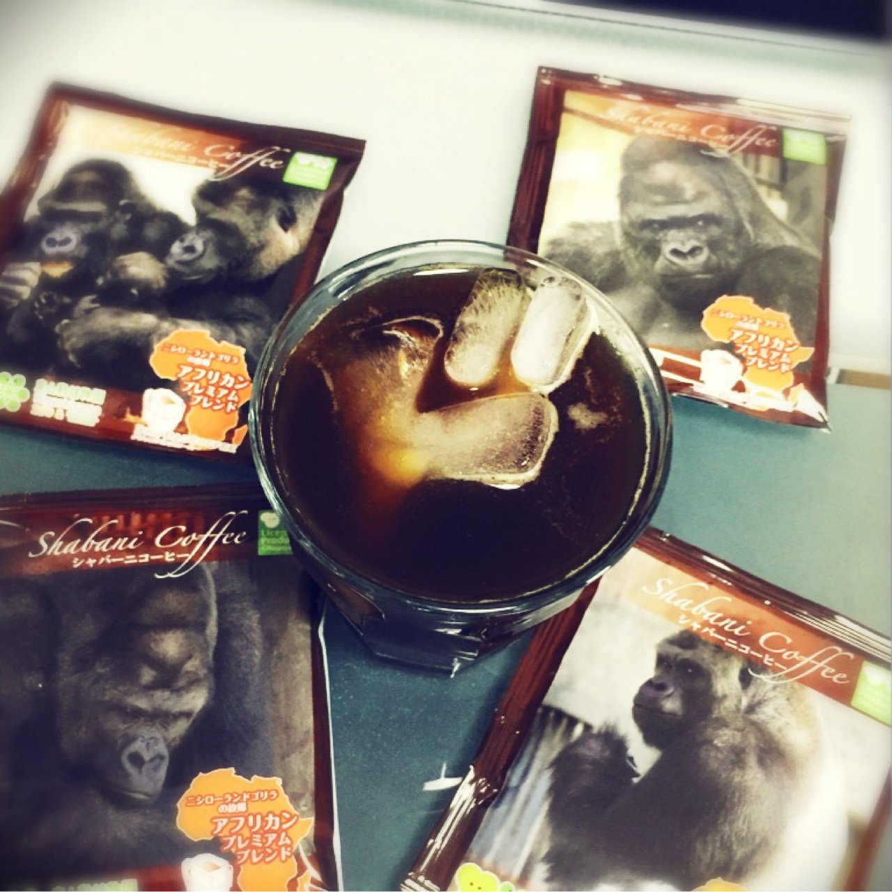 イケメンゴリラを眺めながらアイスコーヒー。 イケメンゴリラを眺めながらアイスコーヒー。