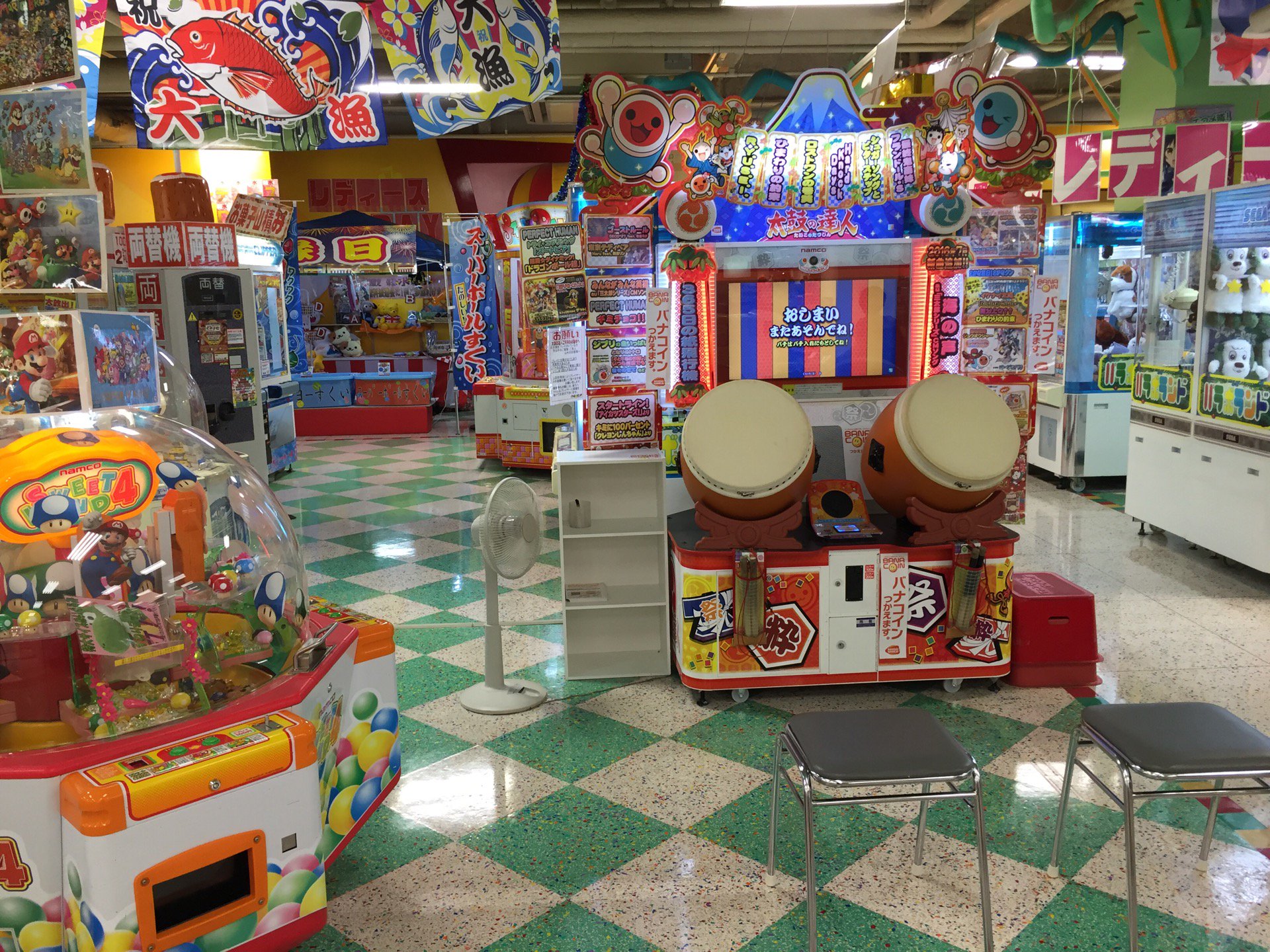 太鼓の達人。並びやすいように椅子が用意されてる。 (@ パラボランド 小牧店) 太鼓の達人。並びやすいように椅子が用意されてる。 (@ パラボランド 小牧店)