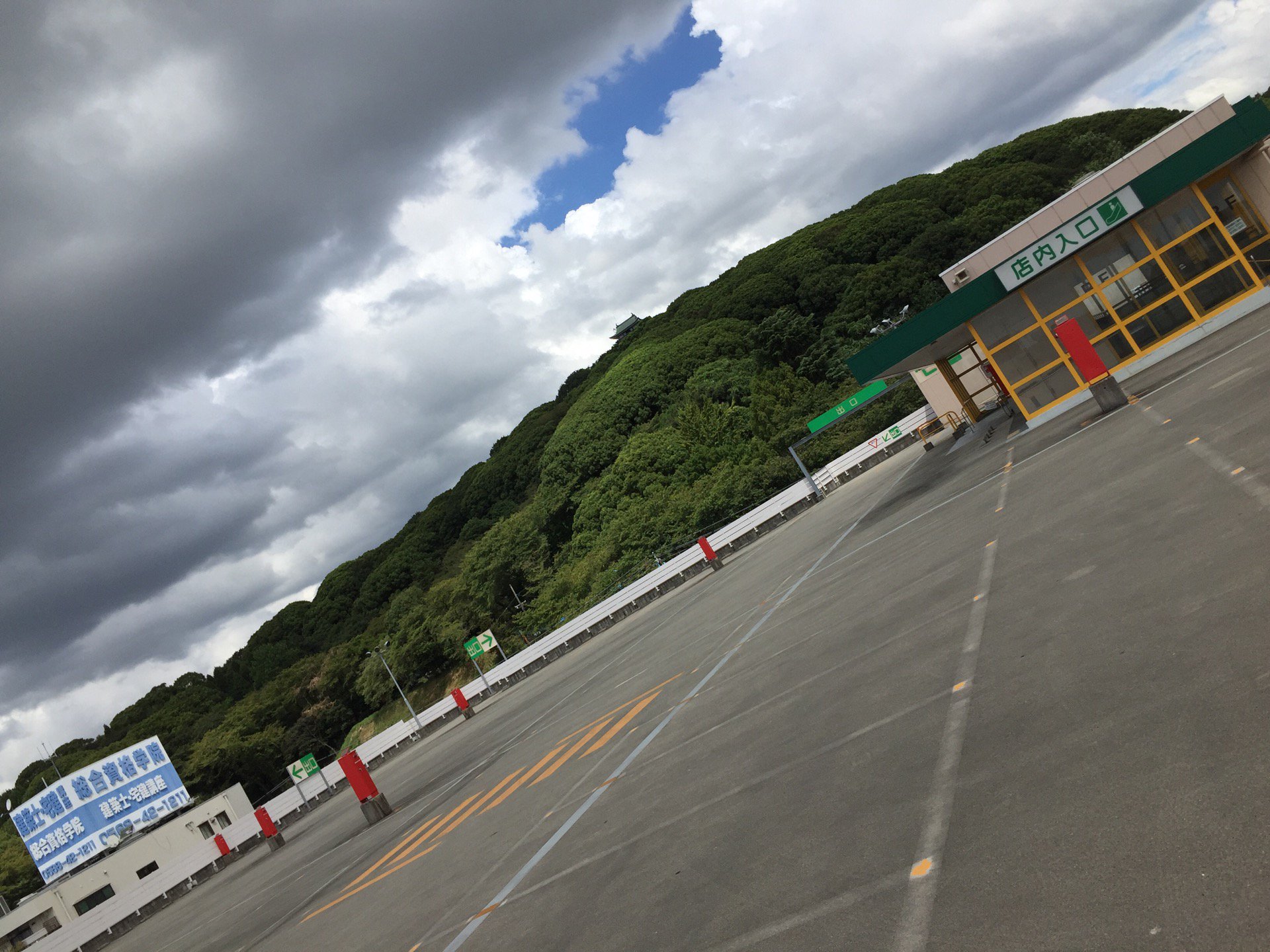 屋上駐車場から小牧山城が見える。 (@ アピタ 小牧店 in 小牧市, 愛知県) 屋上駐車場から小牧山城が見える。 (@ アピタ 小牧店 in 小牧市, 愛知県)
