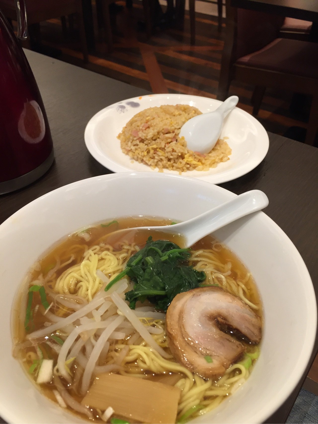 ラーメンとチャーハンのセット、税込み800円。 ラーメンとチャーハンのセット、税込み800円。