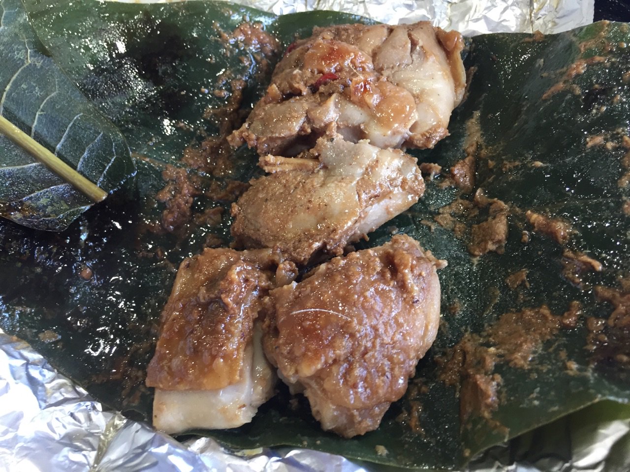 奥美濃古地鶏の朴葉味噌包み。味が濃いわけじゃなくて独特な感じ。 奥美濃古地鶏の朴葉味噌包み。味が濃いわけじゃなくて独特な感じ。