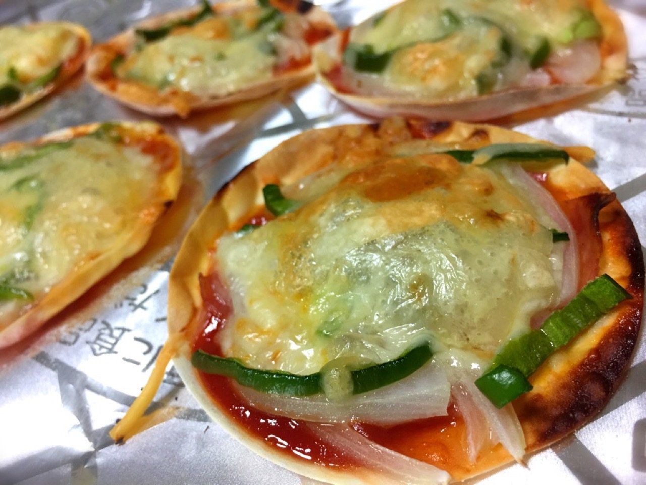 あまった餃子の皮でピザうまい。 あまった餃子の皮でピザうまい。