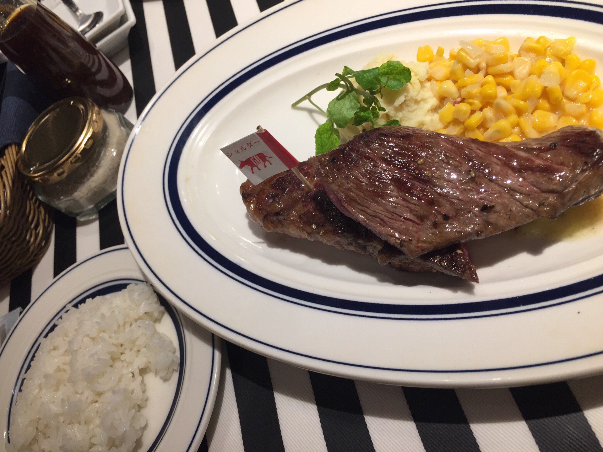 熟成牛 ショルダーロースステーキ 200g 岩塩やステーキソースあるけどそのままでも美味い (@ ゴッチーズビーフ KITTE名古屋 in 名古屋市, 愛知県) 熟成牛 ショルダーロースステーキ 200g 岩塩やステーキソースあるけどそのままでも美味い (@ ゴッチーズビーフ KITTE名古屋 in 名古屋市, 愛知県)