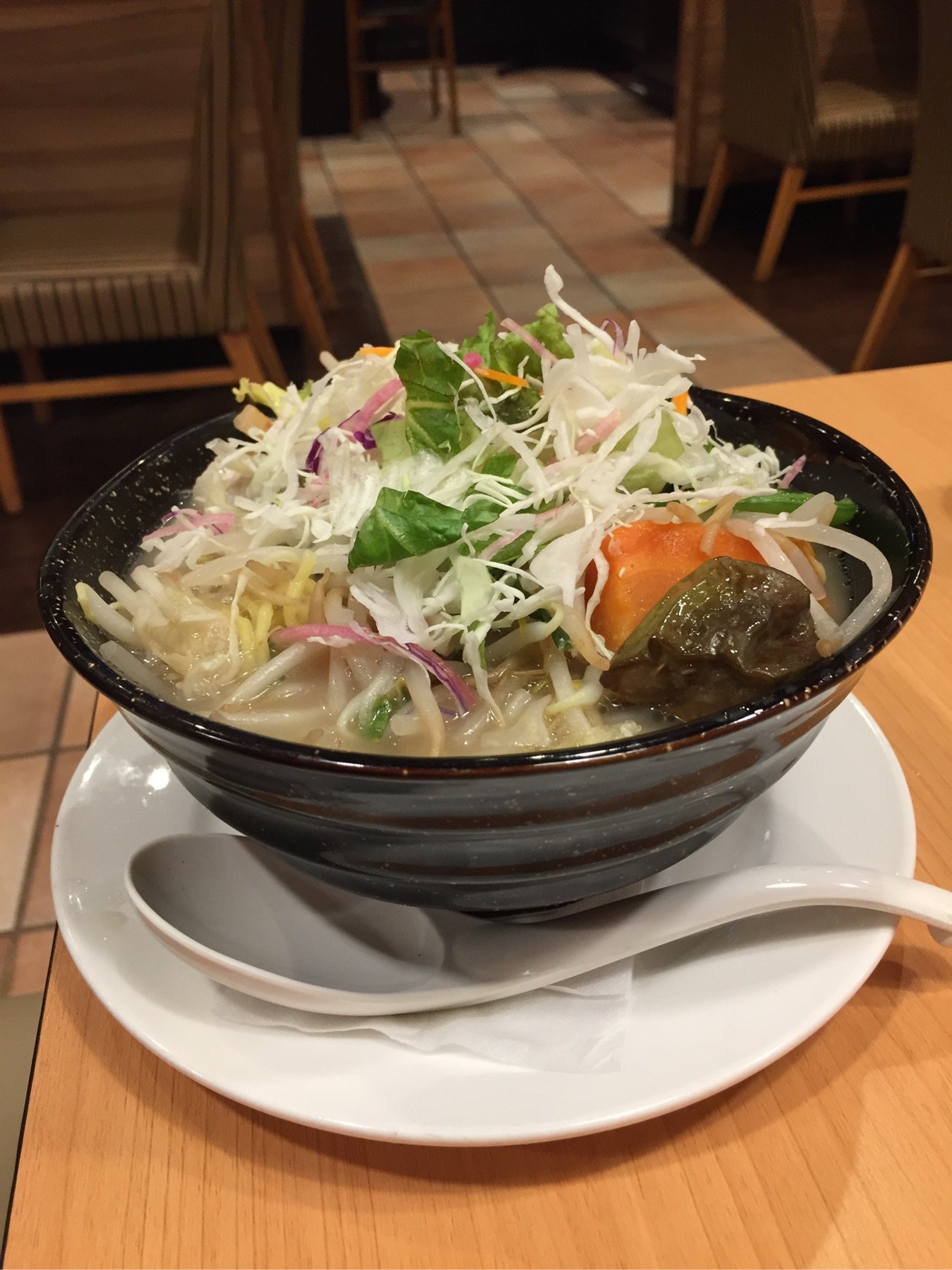 1日分の野菜のベジ塩タンメン at Café レストラン ガスト 生野菜も乗ってる。豚肉も沈んでる。美味しい。けっこうボリュームある。 1日分の野菜のベジ塩タンメン at Café レストラン ガスト 生野菜も乗ってる。豚肉も沈んでる。美味しい。けっこうボリュームある。