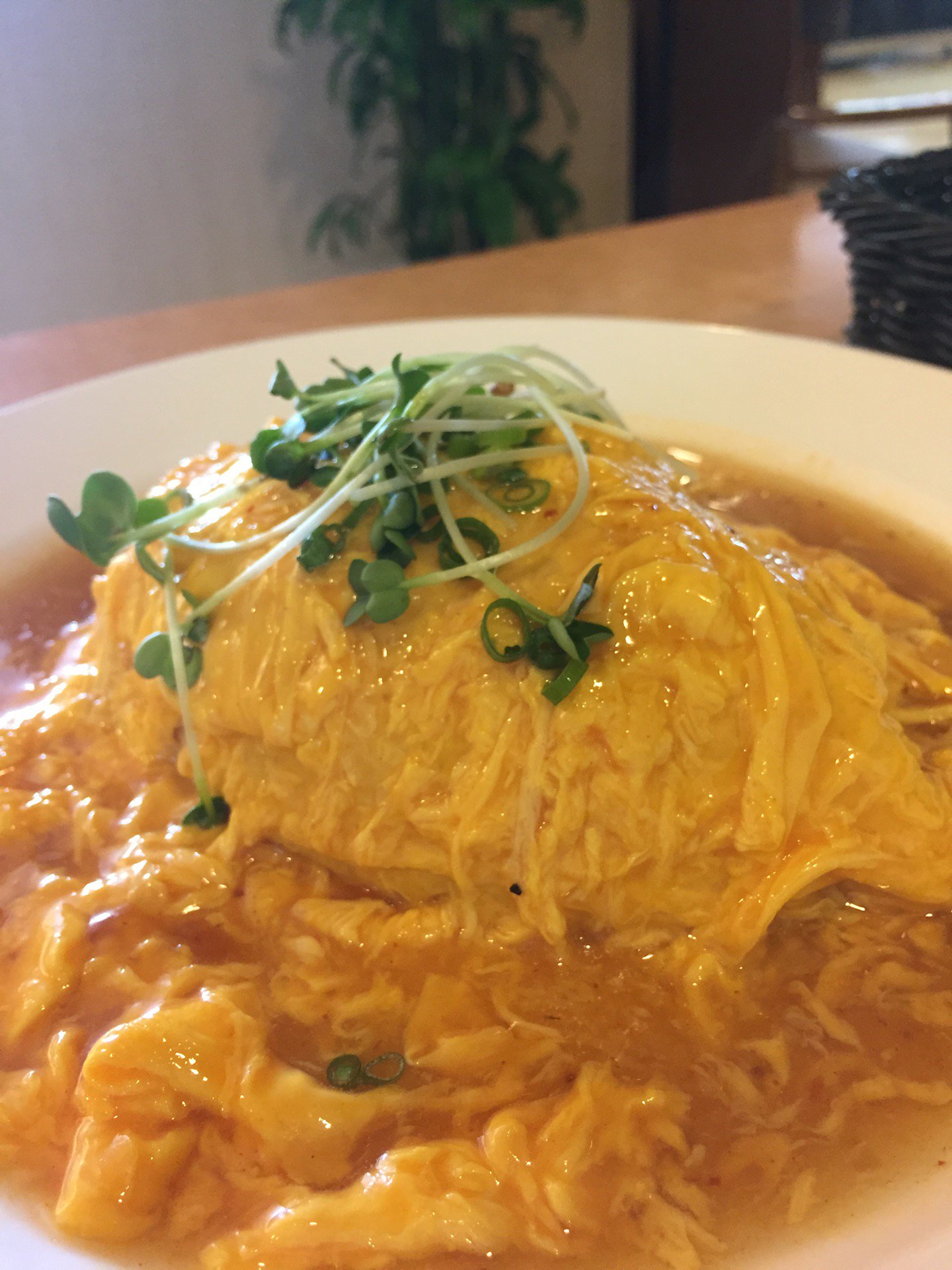 中華ソースでオープンタイプ。ふわとろ。天津飯に近い。中のご飯は白飯。 (@ オムライス専門店 エグロン in 一宮市, 愛知県) 中華ソースでオープンタイプ。ふわとろ。天津飯に近い。中のご飯は白飯。 (@ オムライス専門店 エグロン in 一宮市, 愛知県)