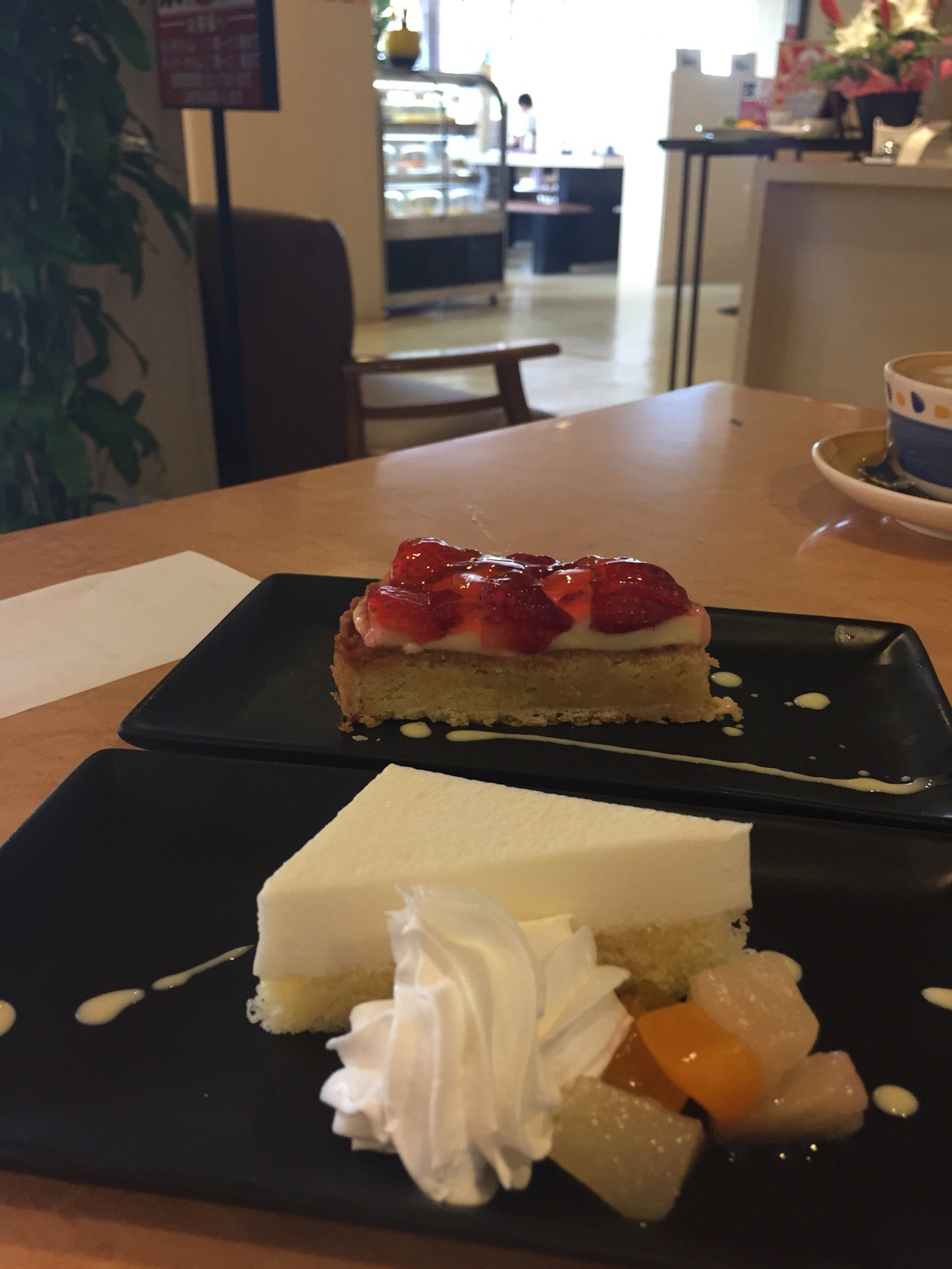 レアチーズケーキとイチゴタルト。 (@ オムライス専門店 エグロン in 一宮市, 愛知県) レアチーズケーキとイチゴタルト。 (@ オムライス専門店 エグロン in 一宮市, 愛知県)