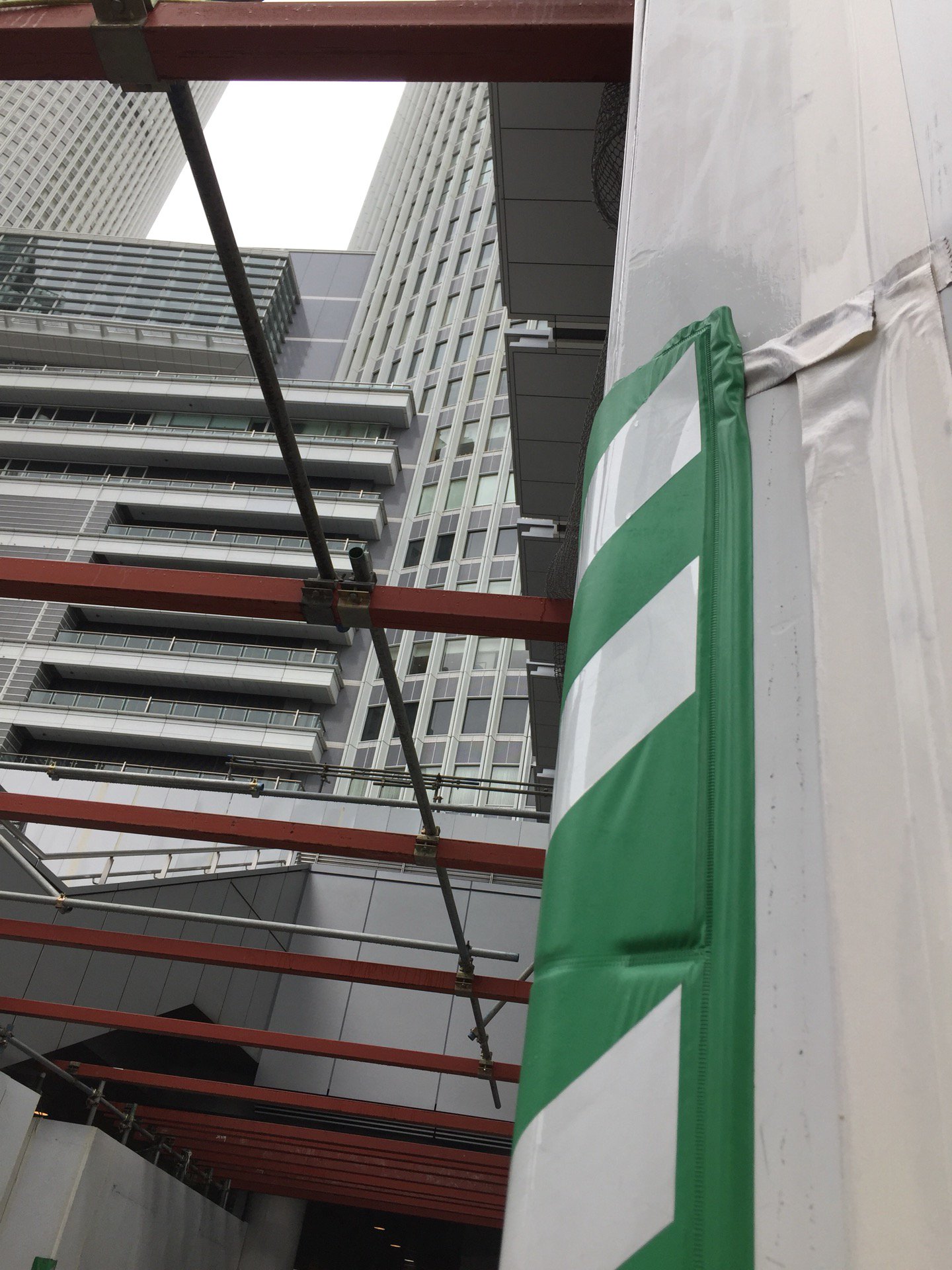 信号待ちの人たちが夏の日差しから影を求めて集まって塞がってた通路。屋根が無くなってる。 (@ 名古屋駅 in 名古屋市, 愛知県) 信号待ちの人たちが夏の日差しから影を求めて集まって塞がってた通路。屋根が無くなってる。 (@ 名古屋駅 in 名古屋市, 愛知県)