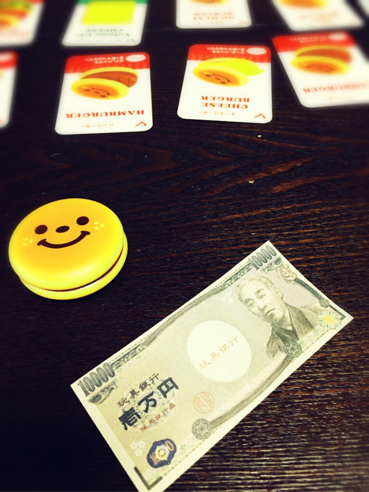 「肉ぬきバーガーください」 「はい、1万円になりまーす」 「お高い (´Д` )」 ハンバーガー屋さんごっこ 「肉ぬきバーガーください」 「はい、1万円になりまーす」 「お高い (´Д` )」 ハンバーガー屋さんごっこ