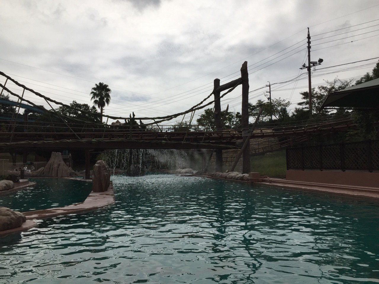 水が降ってくるけど、ボートが通るときには止まる。 水が降ってくるけど、ボートが通るときには止まる。