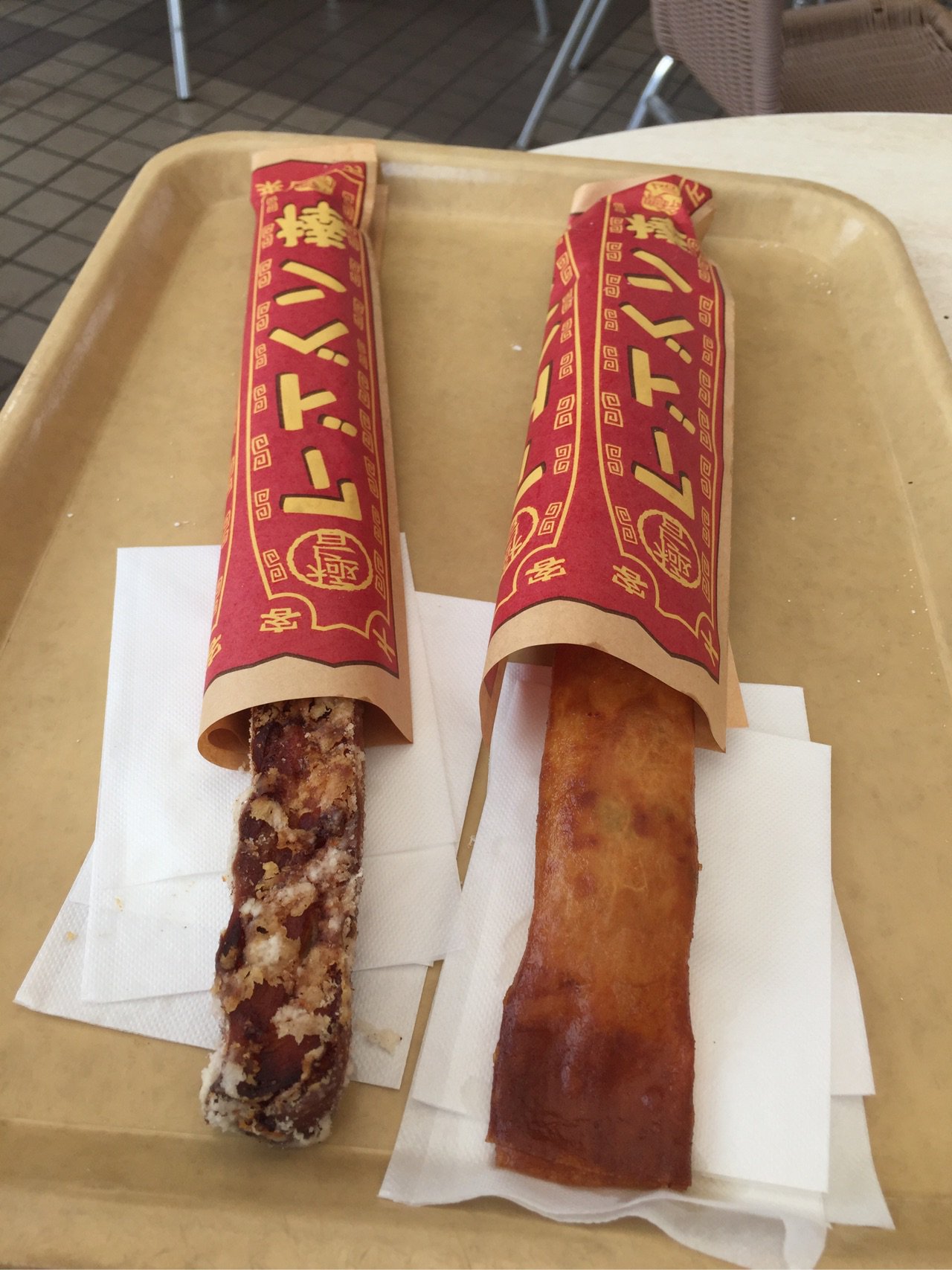 アドベン棒からあげとアドベン餃子棒。34cmの長さ。予想通り油っぽい。なかなかうまい。 アドベン棒からあげとアドベン餃子棒。34cmの長さ。予想通り油っぽい。なかなかうまい。