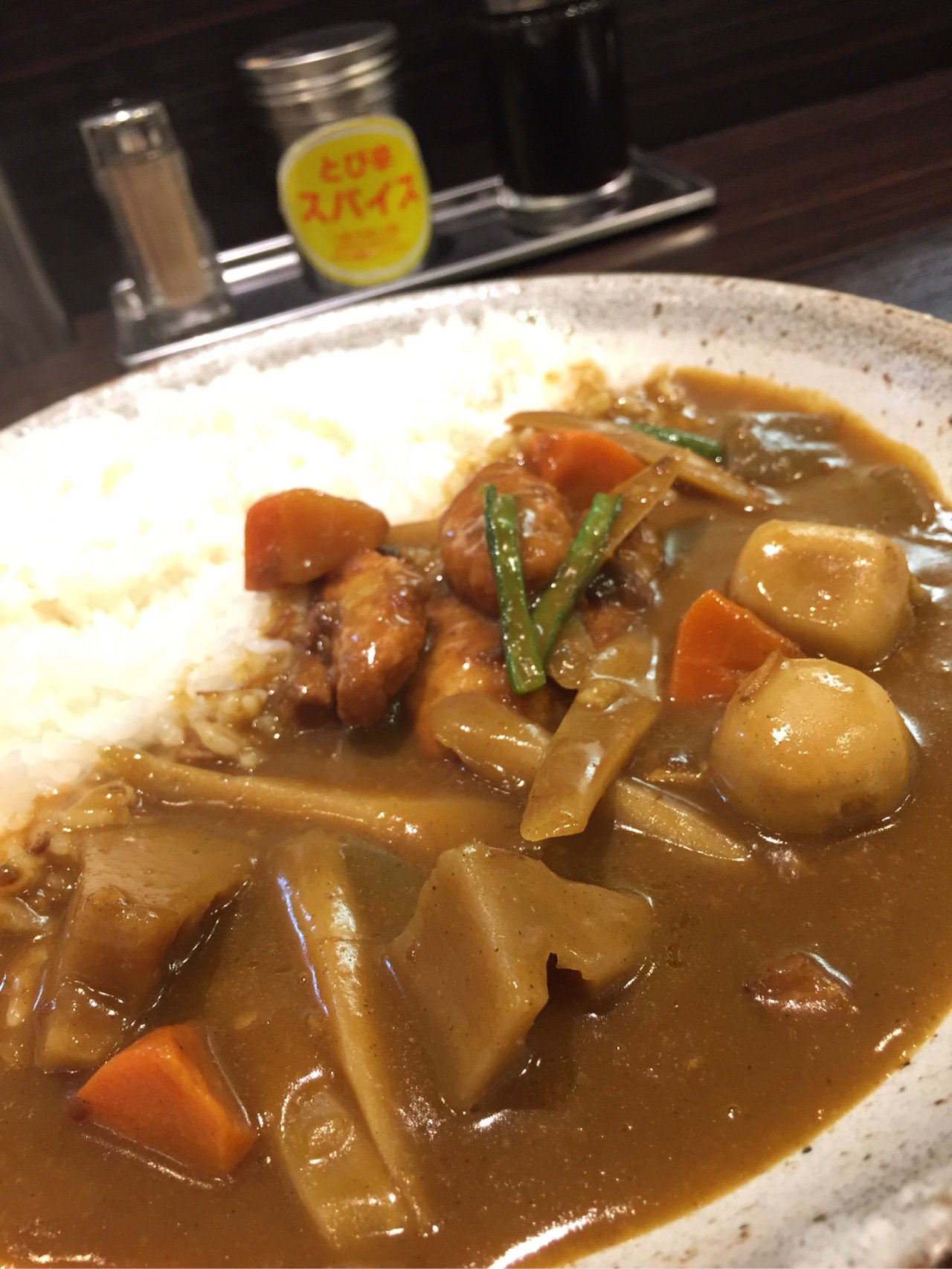 CoCo壱番屋 軟骨入り鶏つくねと根菜の和風カレー。鶏捏、里芋、蓮根、人参、牛蒡、蒟蒻、隠元豆、鰹出汁。和風仕上げのカレーライス。お皿も和風に。季節限定 野菜シリーズ 11月末までの限定メニュー。美味しい(・∀・) CoCo壱番屋 軟骨入り鶏つくねと根菜の和風カレー。鶏捏、里芋、蓮根、人参、牛蒡、蒟蒻、隠元豆、鰹出汁。和風仕上げのカレーライス。お皿も和風に。季節限定 野菜シリーズ 11月末までの限定メニュー。美味しい(・∀・)