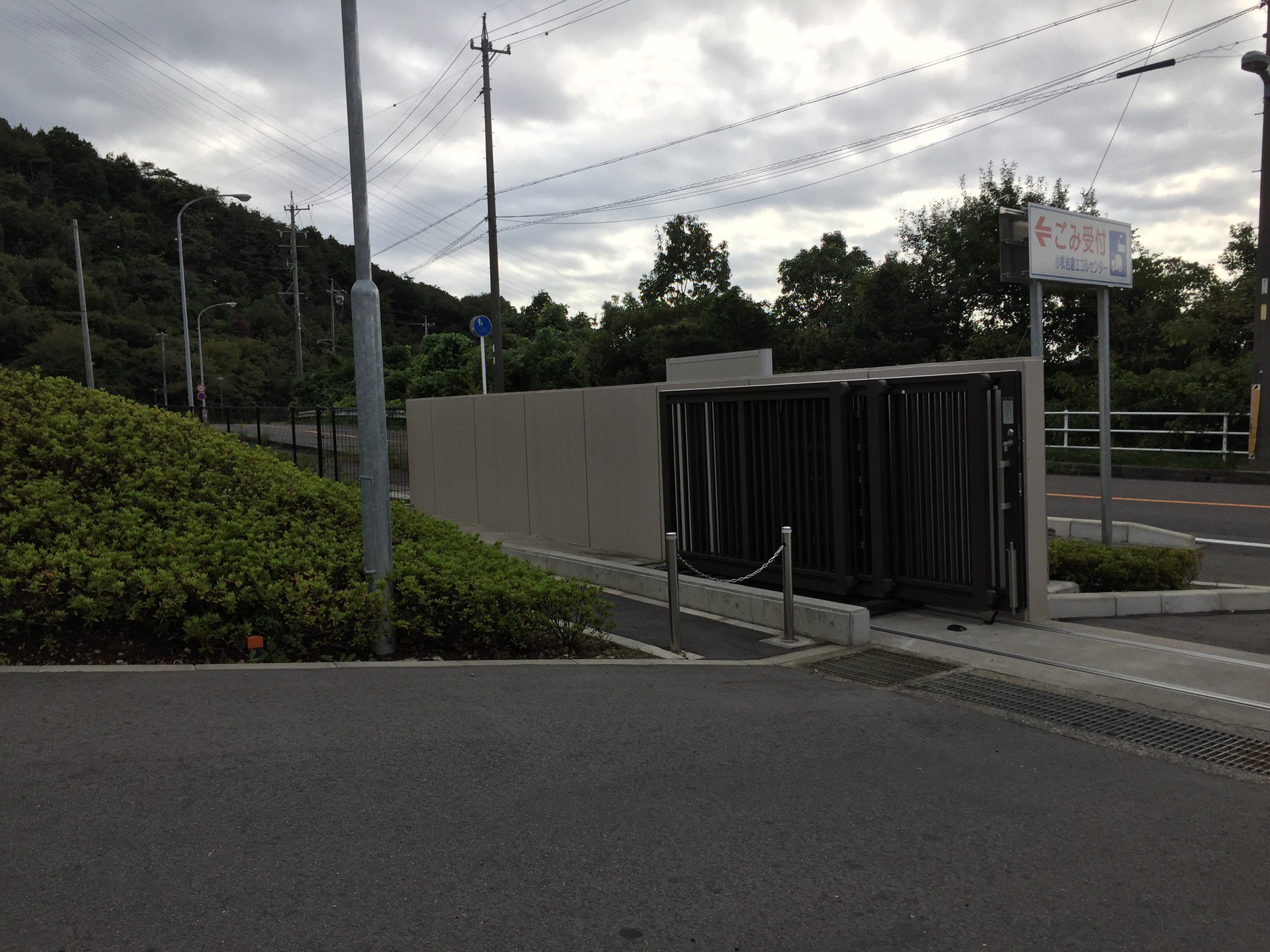 小牧岩倉エコルセンター、に名前が変わった。9時からオープンだけど、5〜6台待ってる。 (@ 小牧岩倉衛生組合 環境センター) 小牧岩倉エコルセンター、に名前が変わった。9時からオープンだけど、5〜6台待ってる。 (@ 小牧岩倉衛生組合 環境センター)
