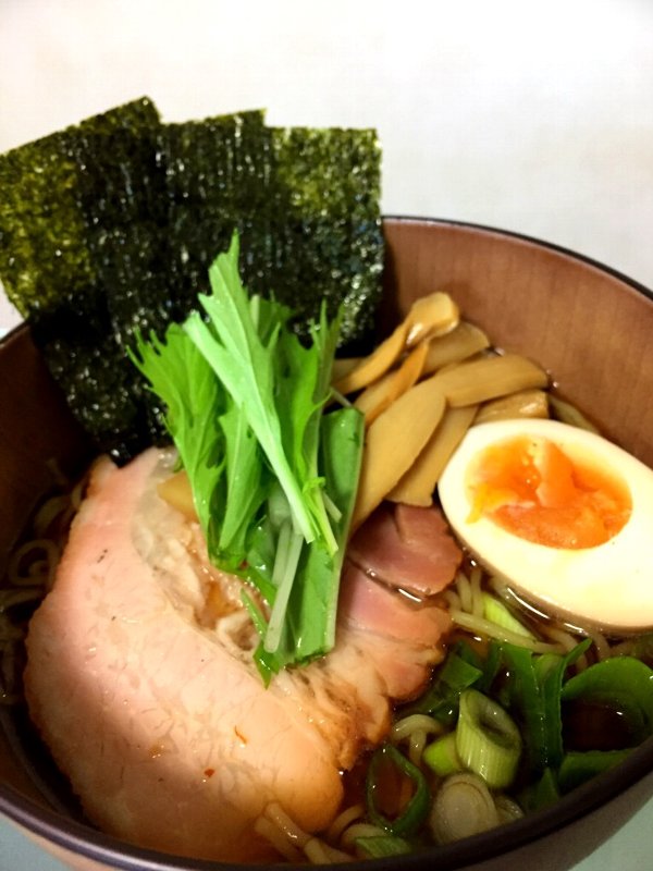 はる樹リスペクト的に、作ってみたラーメン。味玉、焼豚、水菜、メンマ、海苔、ネギ。 はる樹リスペクト的に、作ってみたラーメン。味玉、焼豚、水菜、メンマ、海苔、ネギ。