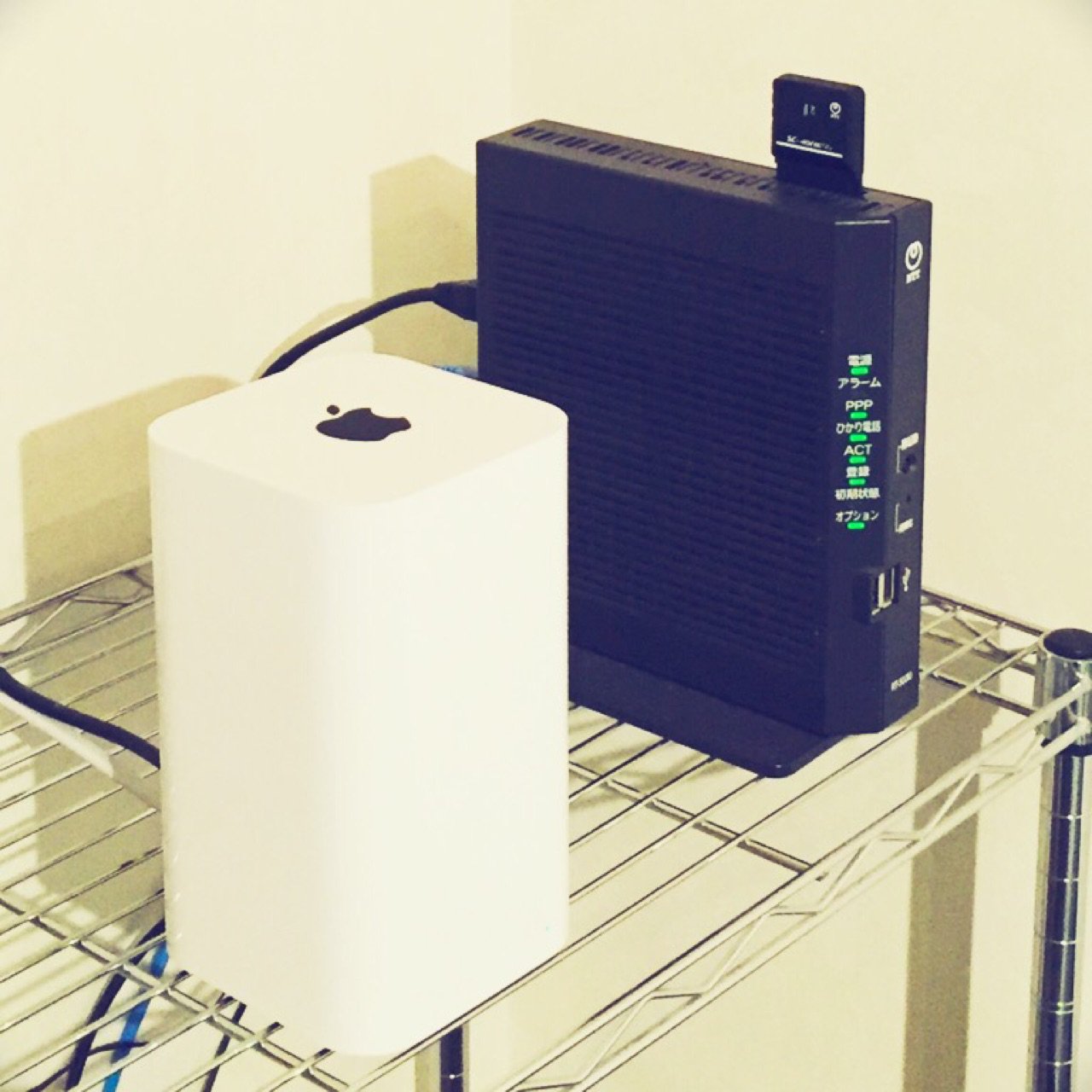 Wi-Fi ルーターを並べてるけど、電波的にはやっぱりあんまり良くないのかなぁ。 Wi-Fi ルーターを並べてるけど、電波的にはやっぱりあんまり良くないのかなぁ。