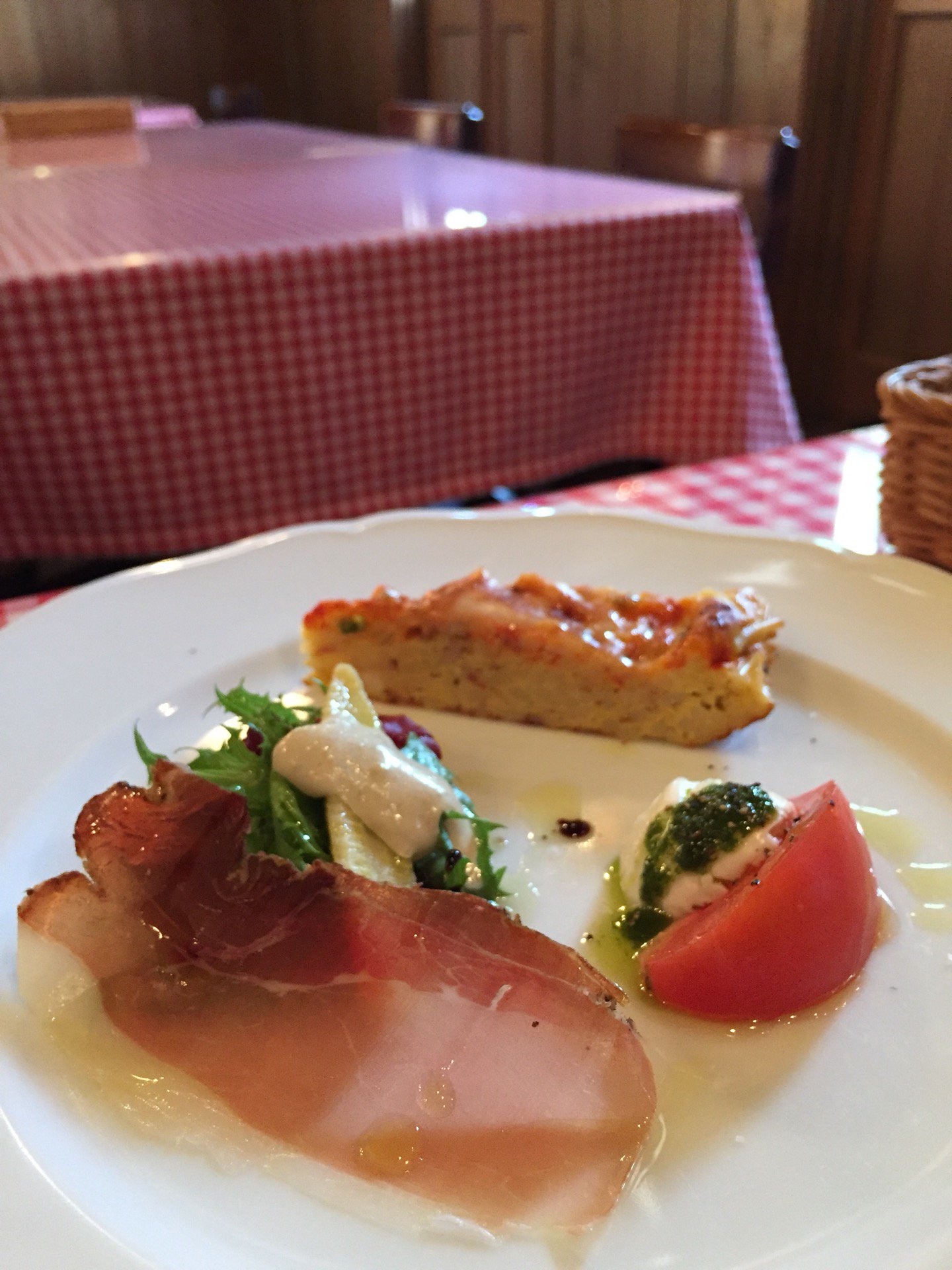 前菜。イタリア風オムレツ、水牛モッツァレラとトマトのカプレーゼ、生ハム。 (@ イタリアの台所 カンパーニャ CAMPAGNA) 前菜。イタリア風オムレツ、水牛モッツァレラとトマトのカプレーゼ、生ハム。 (@ イタリアの台所 カンパーニャ CAMPAGNA)