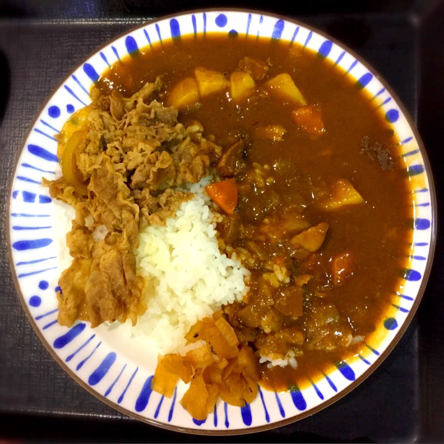すき家の牛あいがけカレー。カレーと牛丼の両方を食べたいときに。 (@ すき家 エアポートウォーク名古屋店 in 西春日井郡豊山町, 愛知県) すき家の牛あいがけカレー。カレーと牛丼の両方を食べたいときに。 (@ すき家 エアポートウォーク名古屋店 in 西春日井郡豊山町, 愛知県)