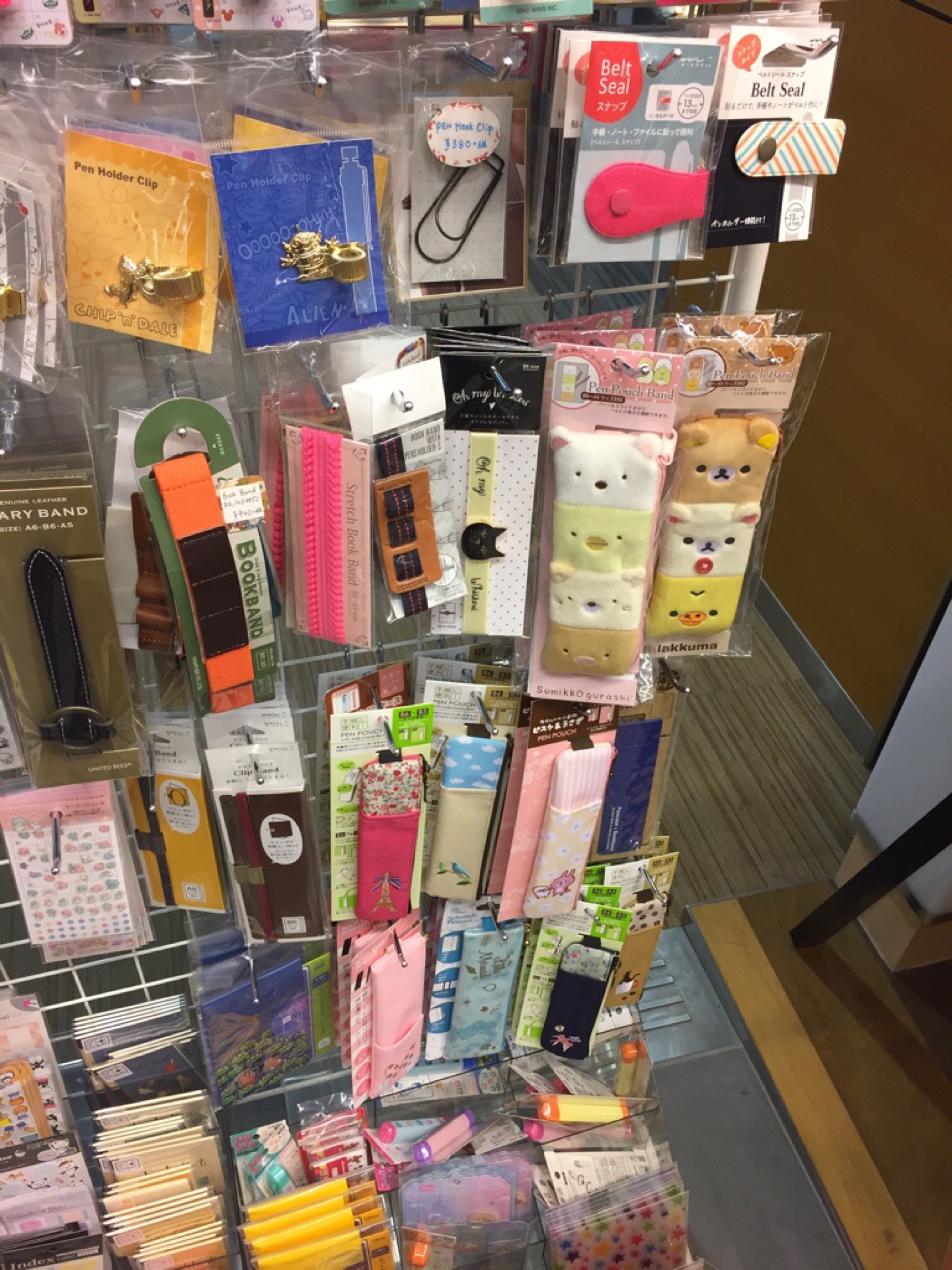 ステッカータイプのペンホルダーとか、手帳に筆入れが付けられたり。 (@ 紀伊國屋書店 名古屋空港店 in 豊山町, 愛知県) ステッカータイプのペンホルダーとか、手帳に筆入れが付けられたり。 (@ 紀伊國屋書店 名古屋空港店 in 豊山町, 愛知県)