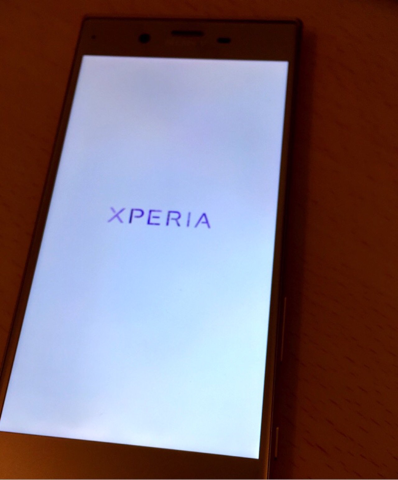 Xperia XZ の電源を入れる。 Xperia XZ の電源を入れる。