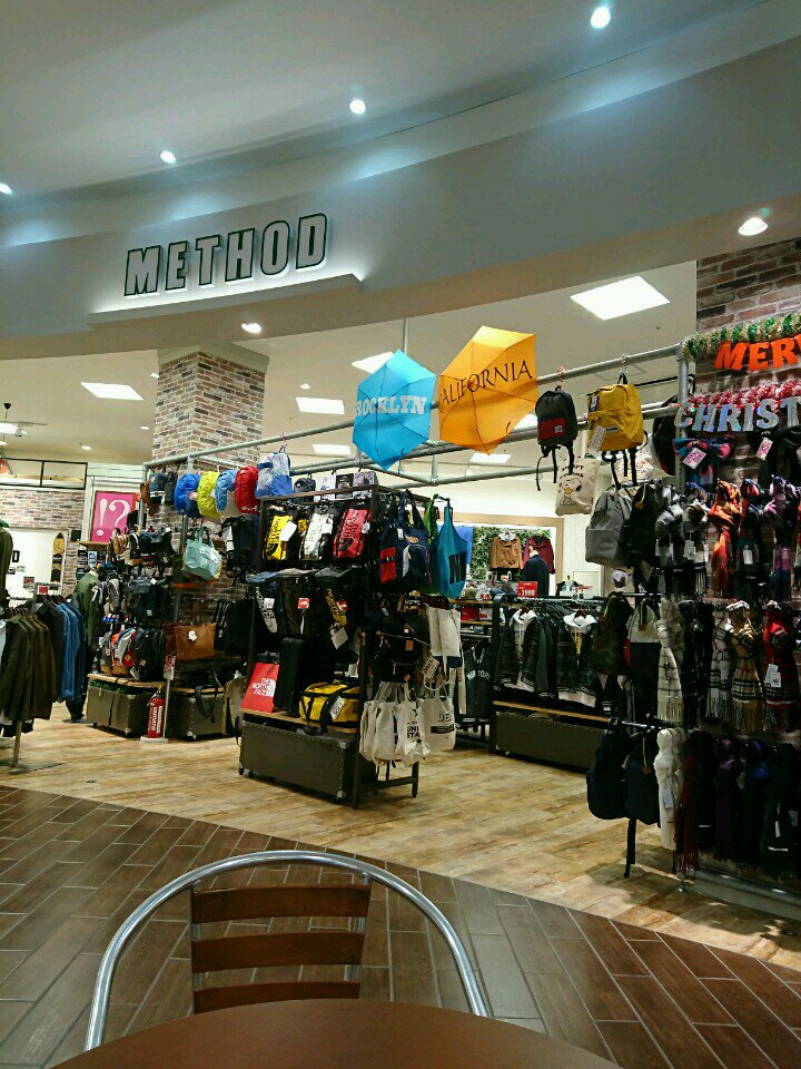 デザイン的には好みの服やバッグが並んでる。 (@ METHOD in 稲沢市, 愛知県) デザイン的には好みの服やバッグが並んでる。 (@ METHOD in 稲沢市, 愛知県)