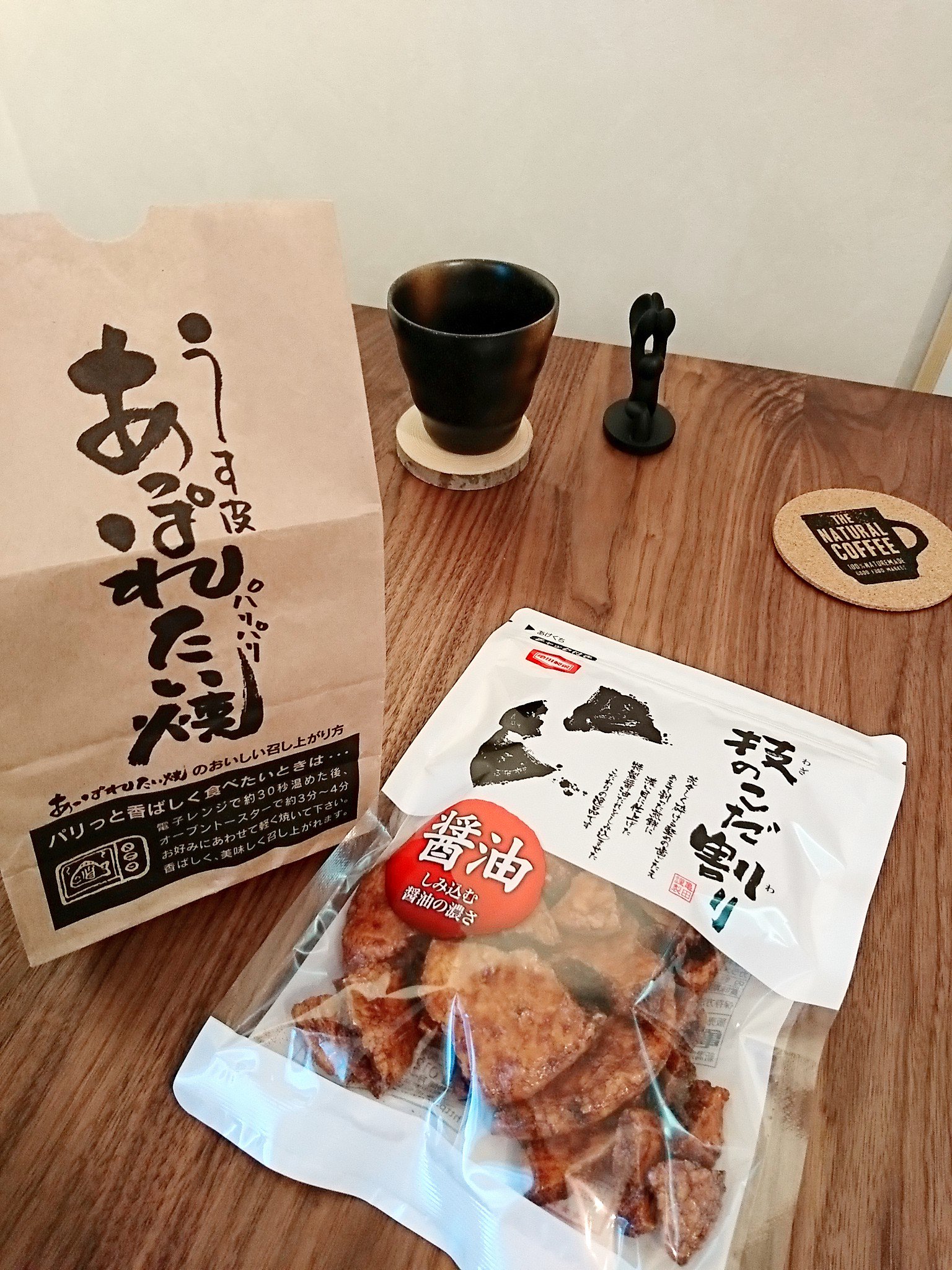 亀田製菓 技のこだ割り。硬いせんべい美味い。かなり醤油の味が強いからたくさんは食べられない。 亀田製菓 技のこだ割り。硬いせんべい美味い。かなり醤油の味が強いからたくさんは食べられない。
