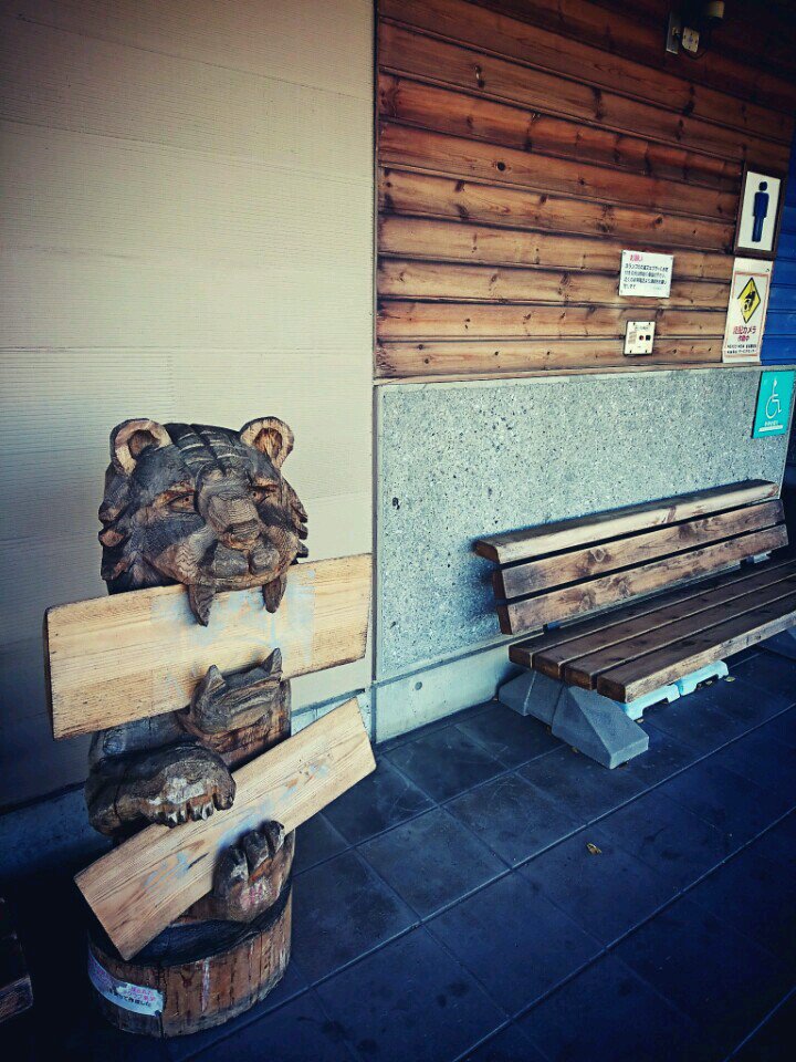 トイレの前にライオン? (@ 尾張一宮PA (下り) in 一宮市, 愛知県) トイレの前にライオン? (@ 尾張一宮PA (下り) in 一宮市, 愛知県)