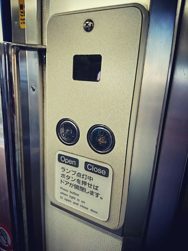JR西日本の電車ってボタン押さないとドア開かないの? JR西日本の電車ってボタン押さないとドア開かないの?