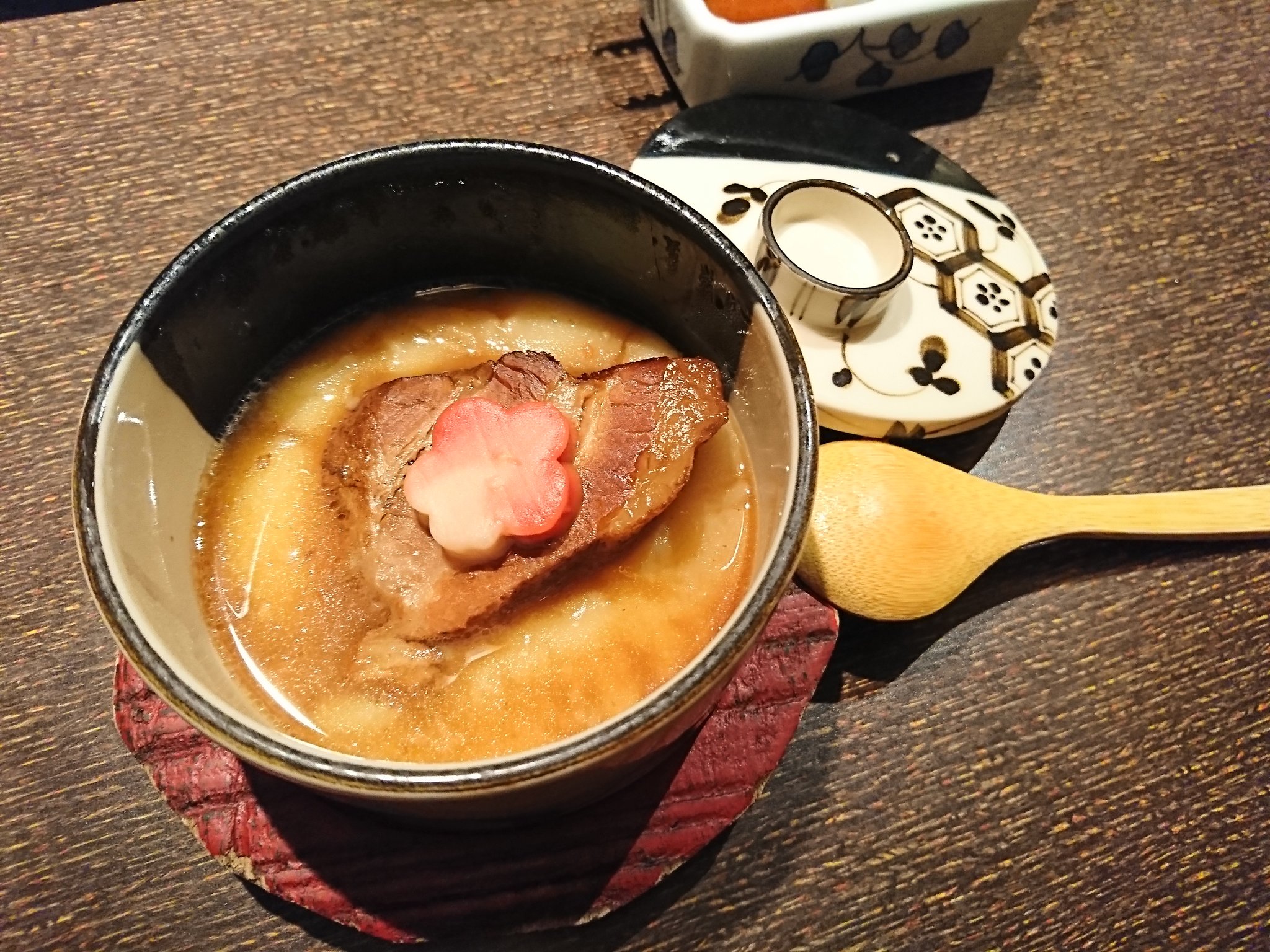 豚角とじゃが芋のとろとろ煮。湯元館の名物らしい。 豚角とじゃが芋のとろとろ煮。湯元館の名物らしい。