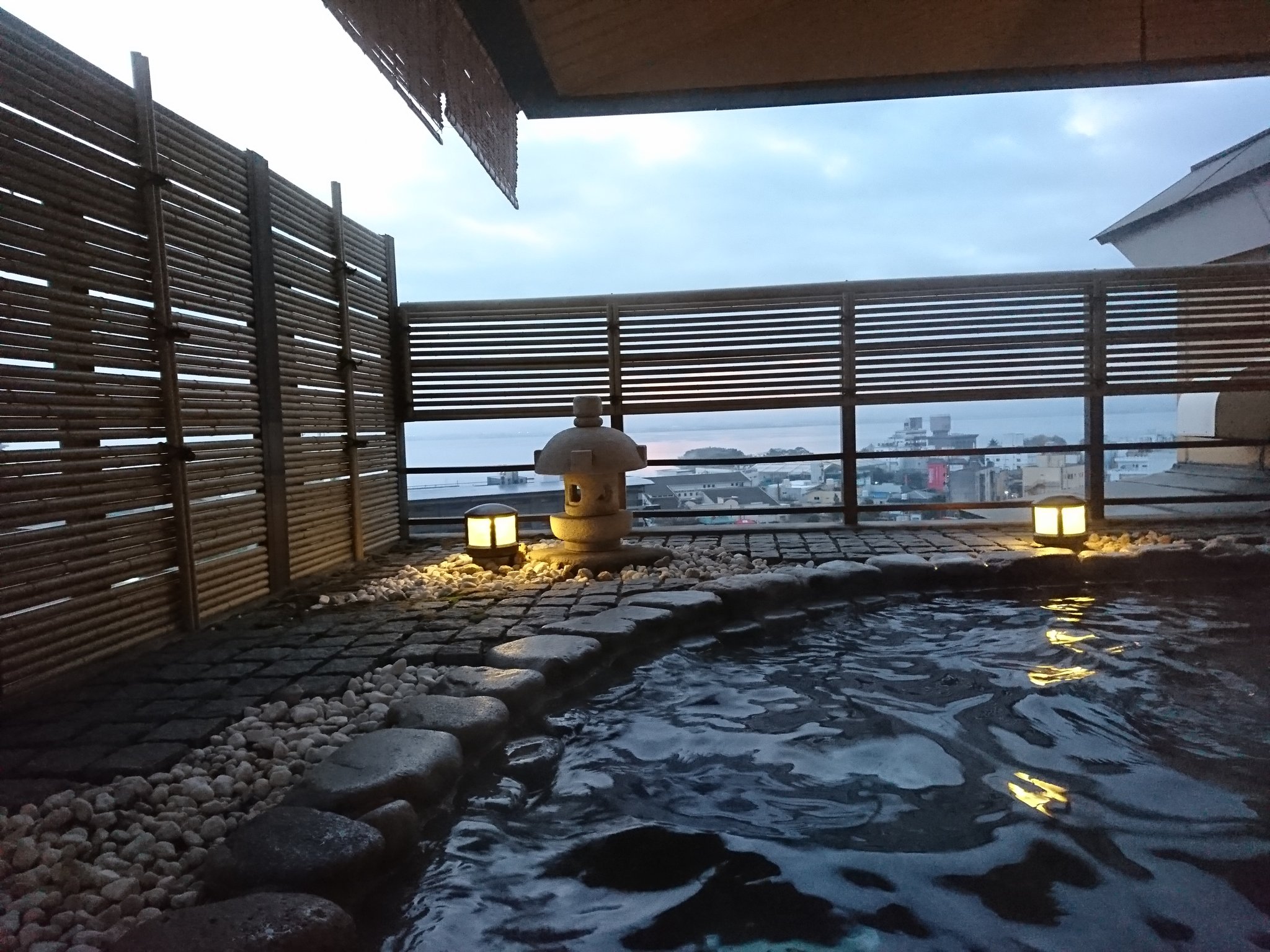「湖望の湯」の露天風呂。 「湖望の湯」の露天風呂。